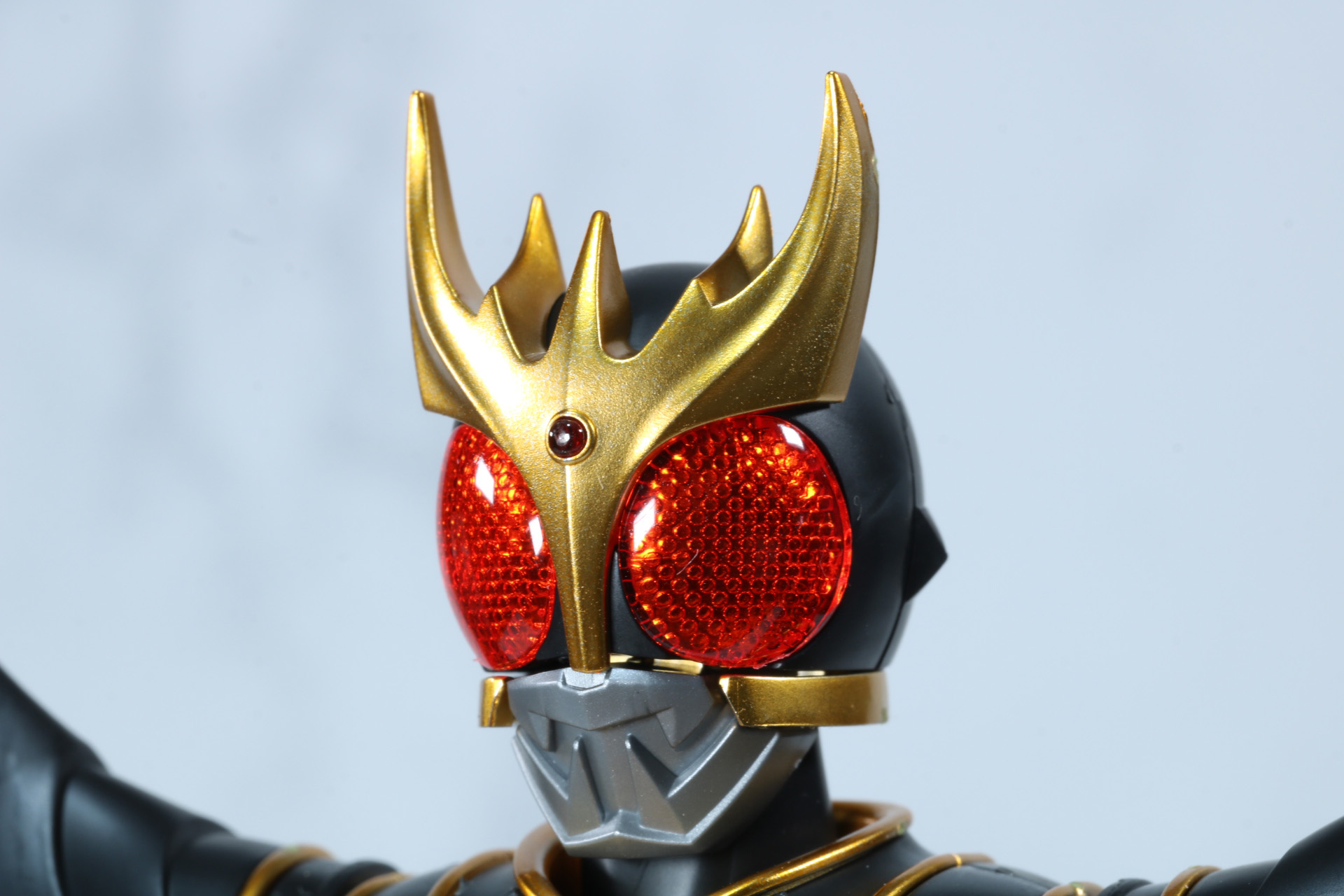 頭部は額のホーンや顎パーツが存在感を放つ。複眼もリアリティある表現が施されている