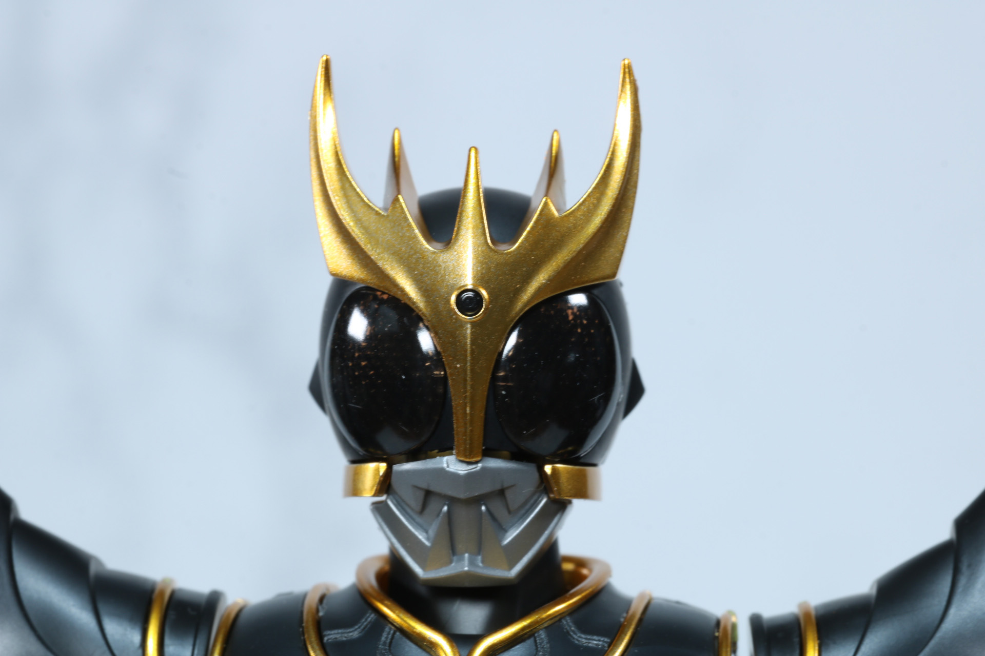 ブラッククリアパーツに差し替えた複眼。目に光がともっていない“究極の闇をもたらす者”の存在感を発揮