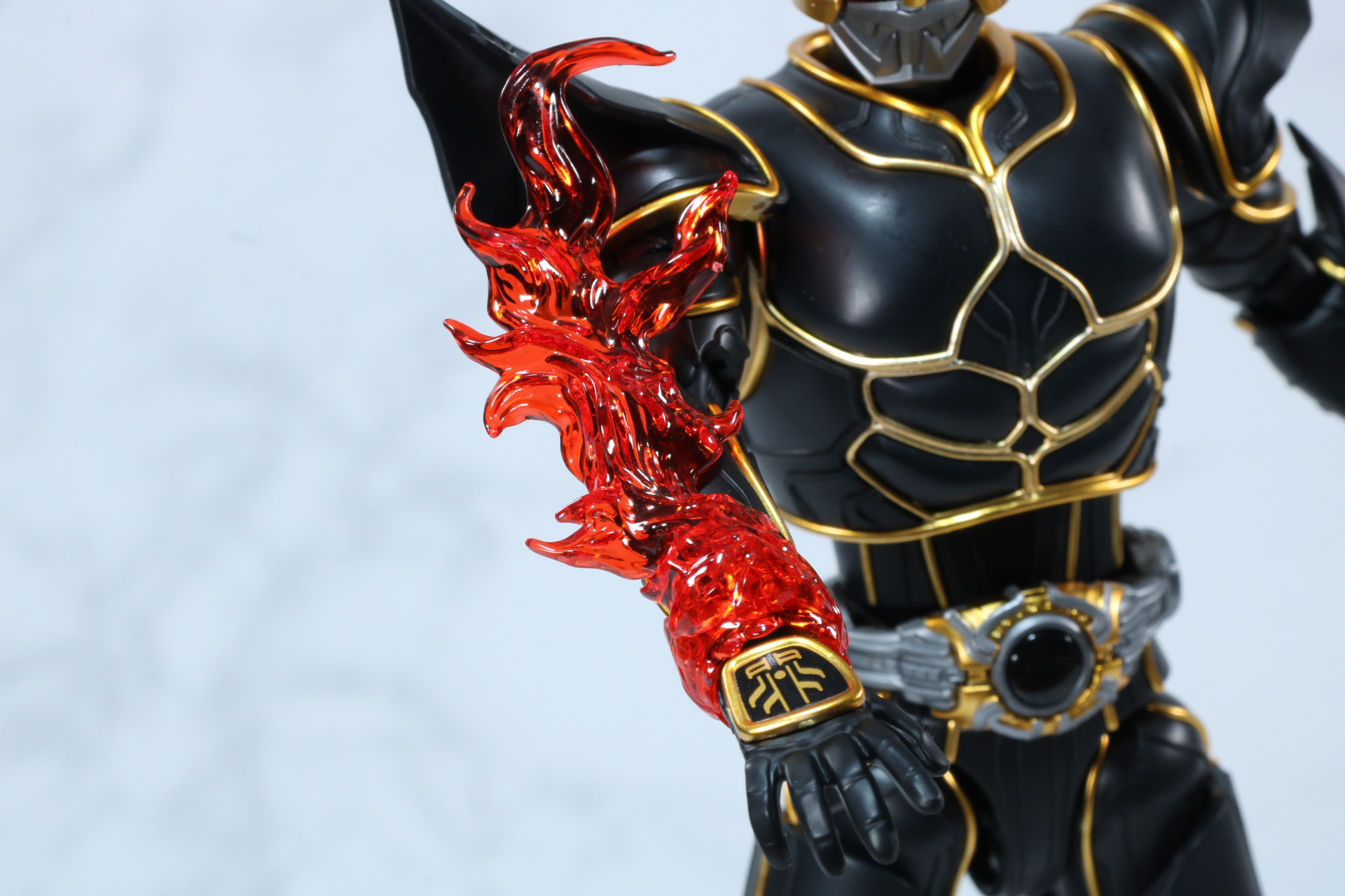 手首パーツを一度外し、エフェクトパーツを差し込むことで超自然発火能力を再現