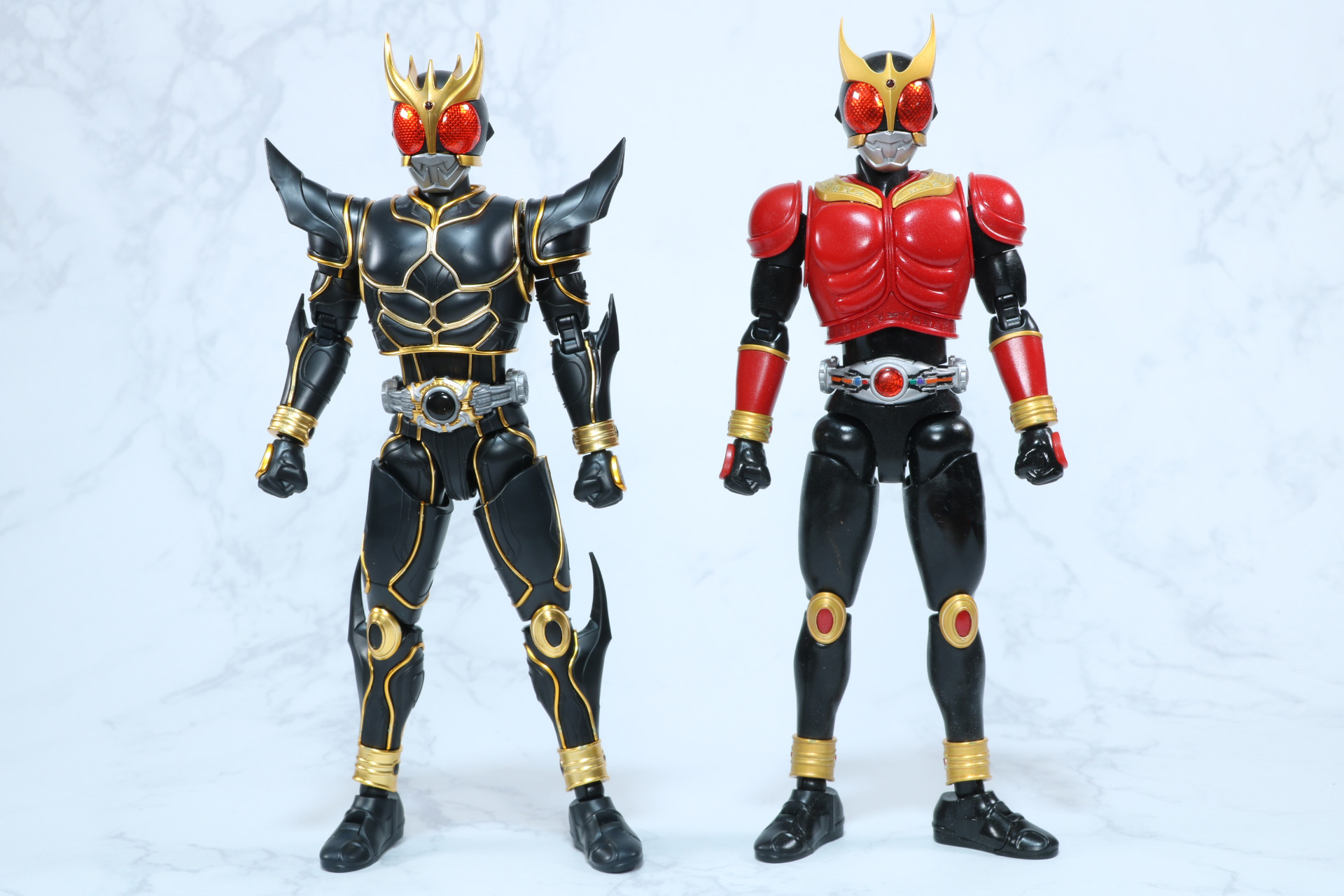 2020年3月に発売された「Figure-rise Standard 仮面ライダークウガ マイティフォーム」（右）と比較。<br>※「Figure-rise Standard 仮面ライダークウガ マイティフォーム」は塗装しています