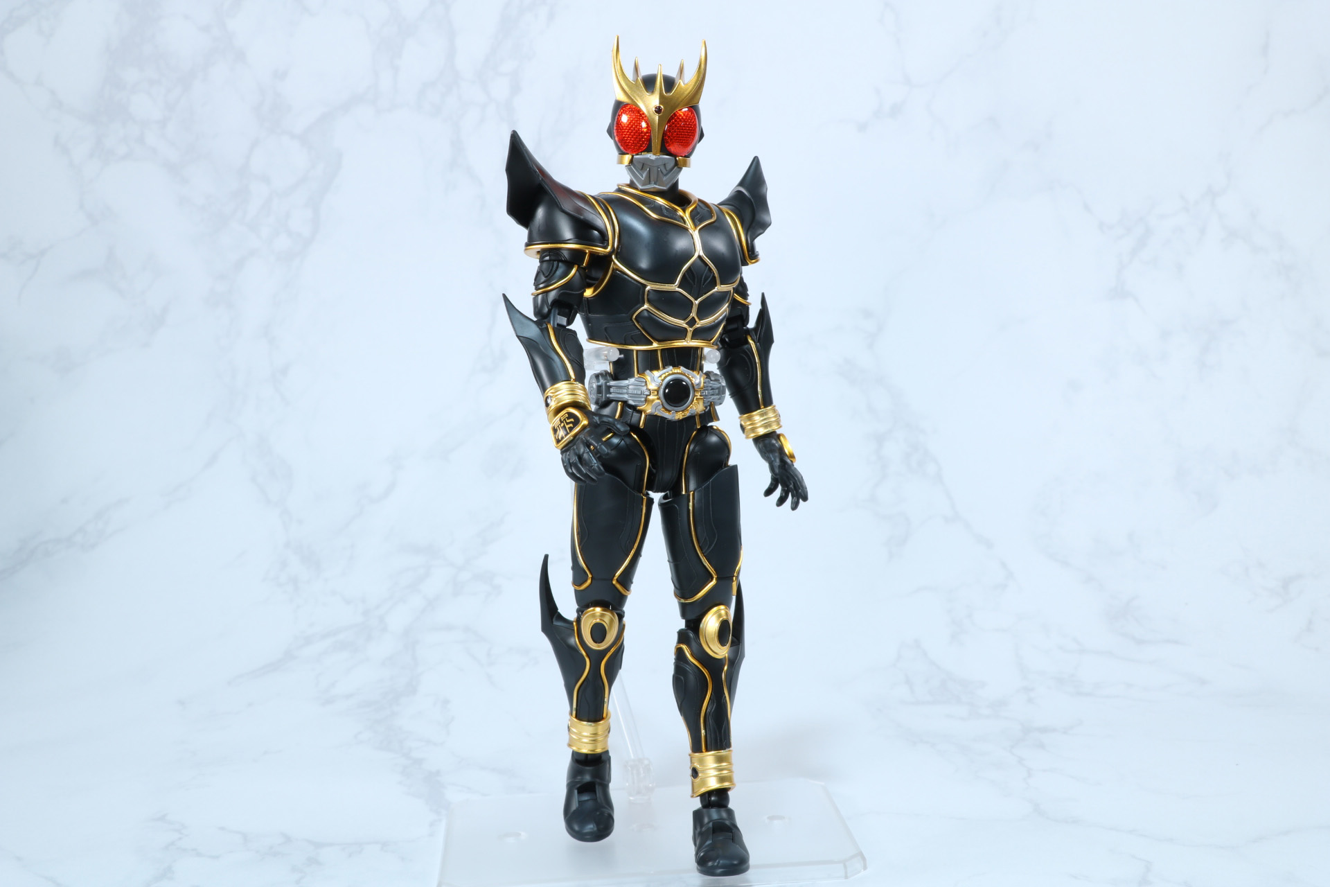 各部の可動によって静かに歩むポーズも可能