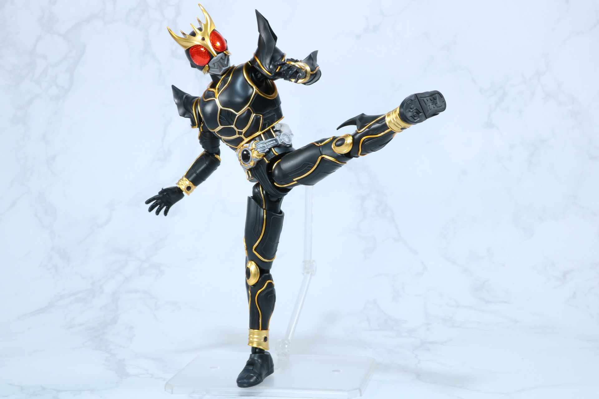 台座を使えばキックポーズも自在