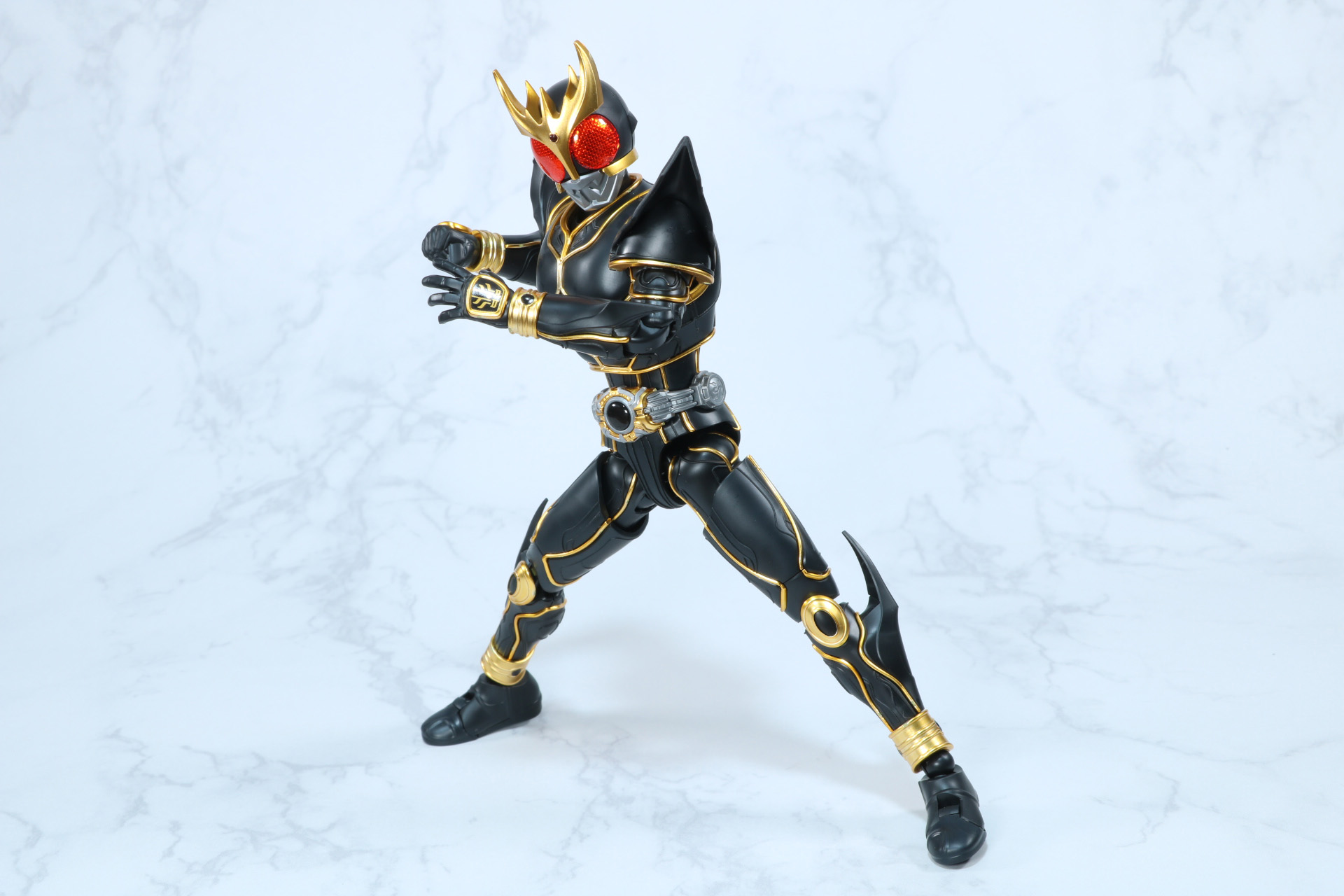 拳を振りかざすタメの動きも