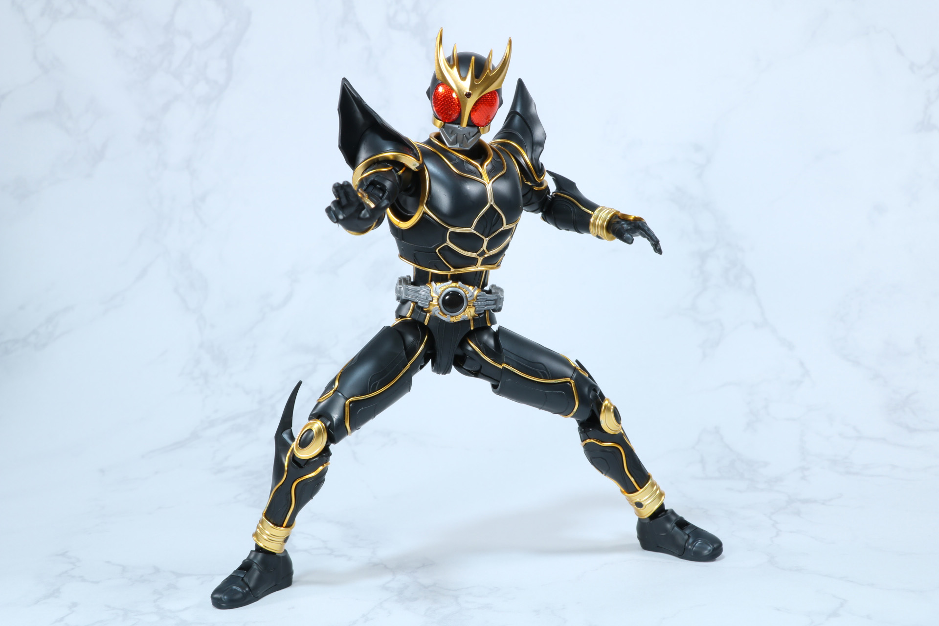 片膝をついたポージングも可能