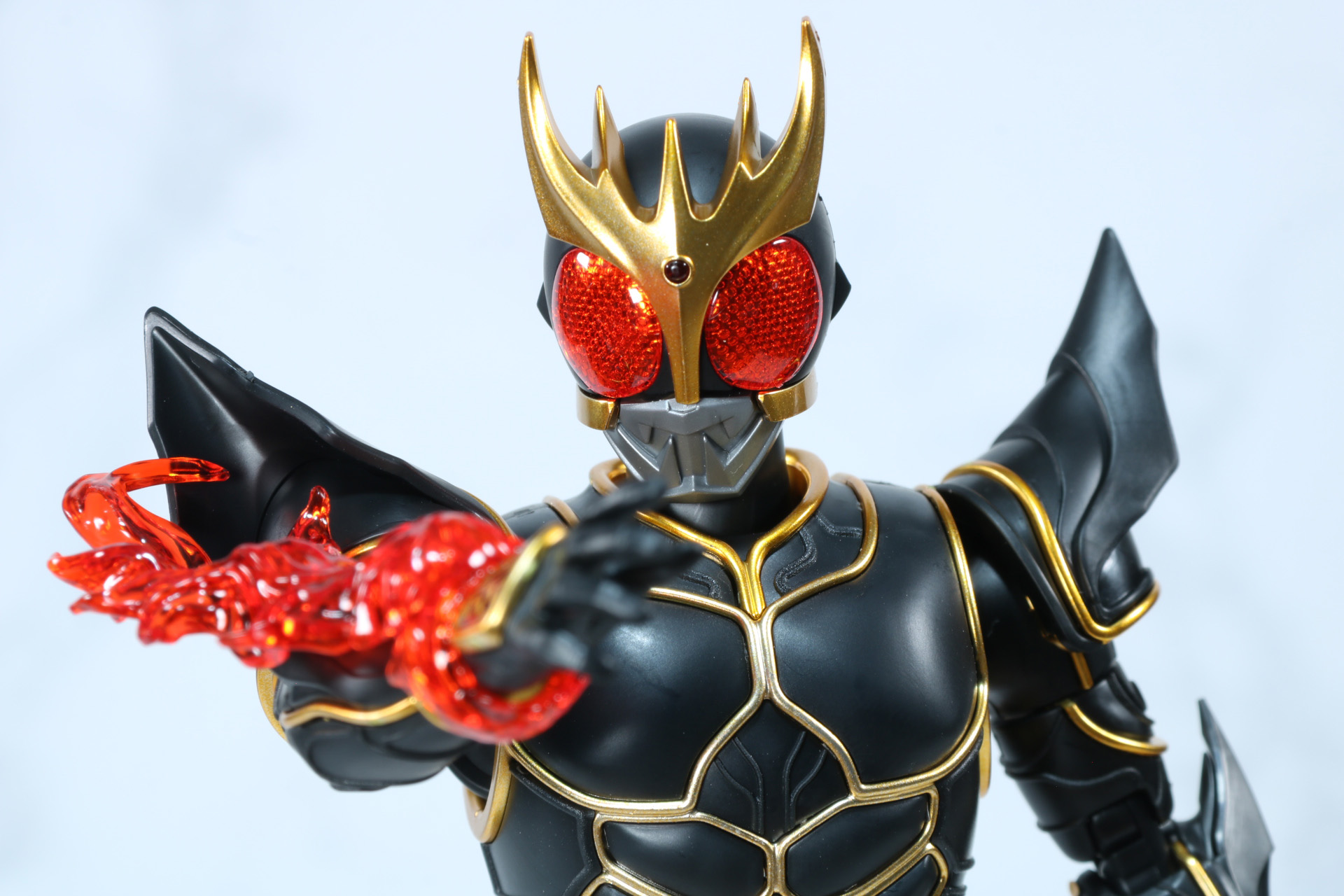 黒い複眼状態では不気味な雰囲気に