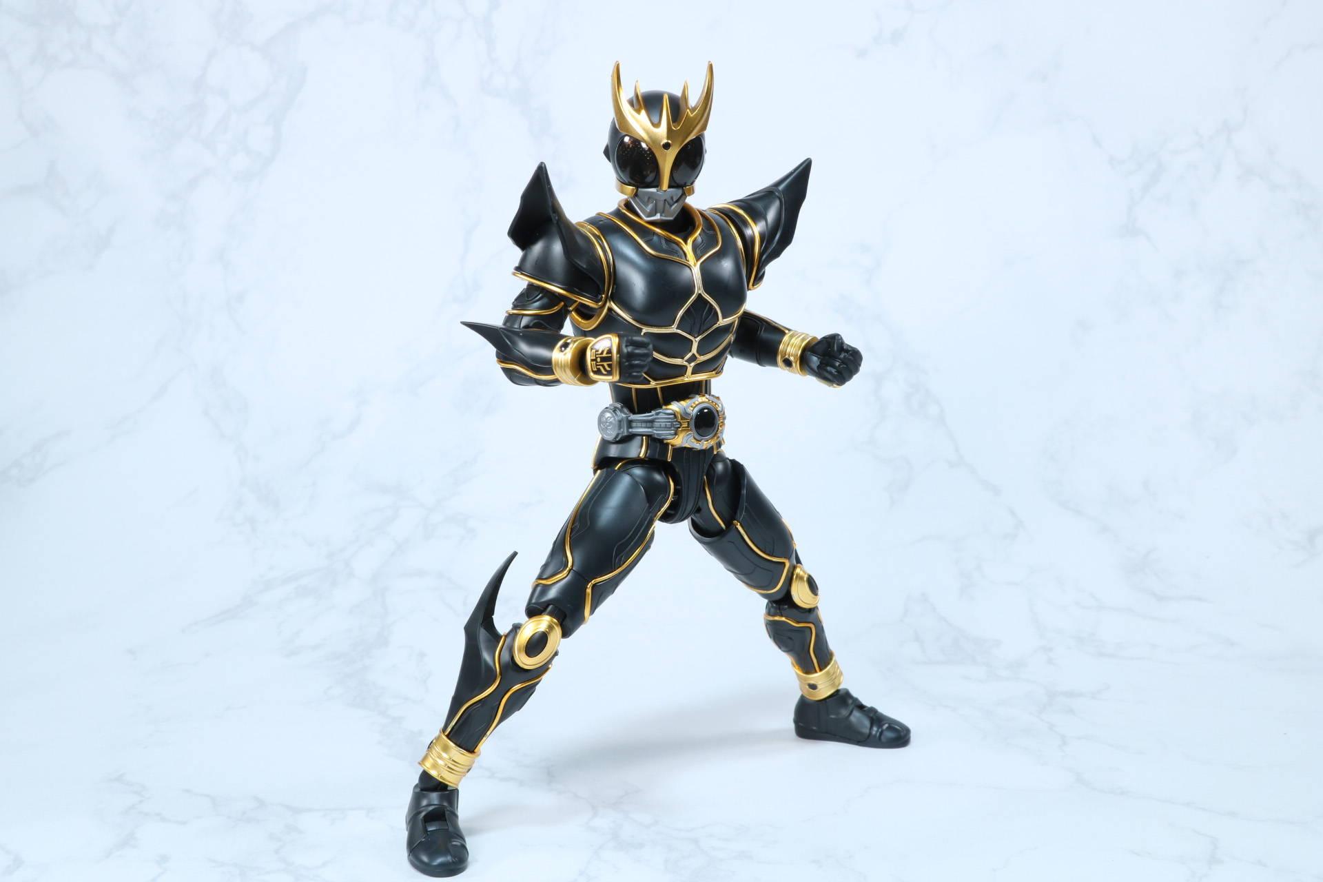 黒い複眼状態では不気味な雰囲気に