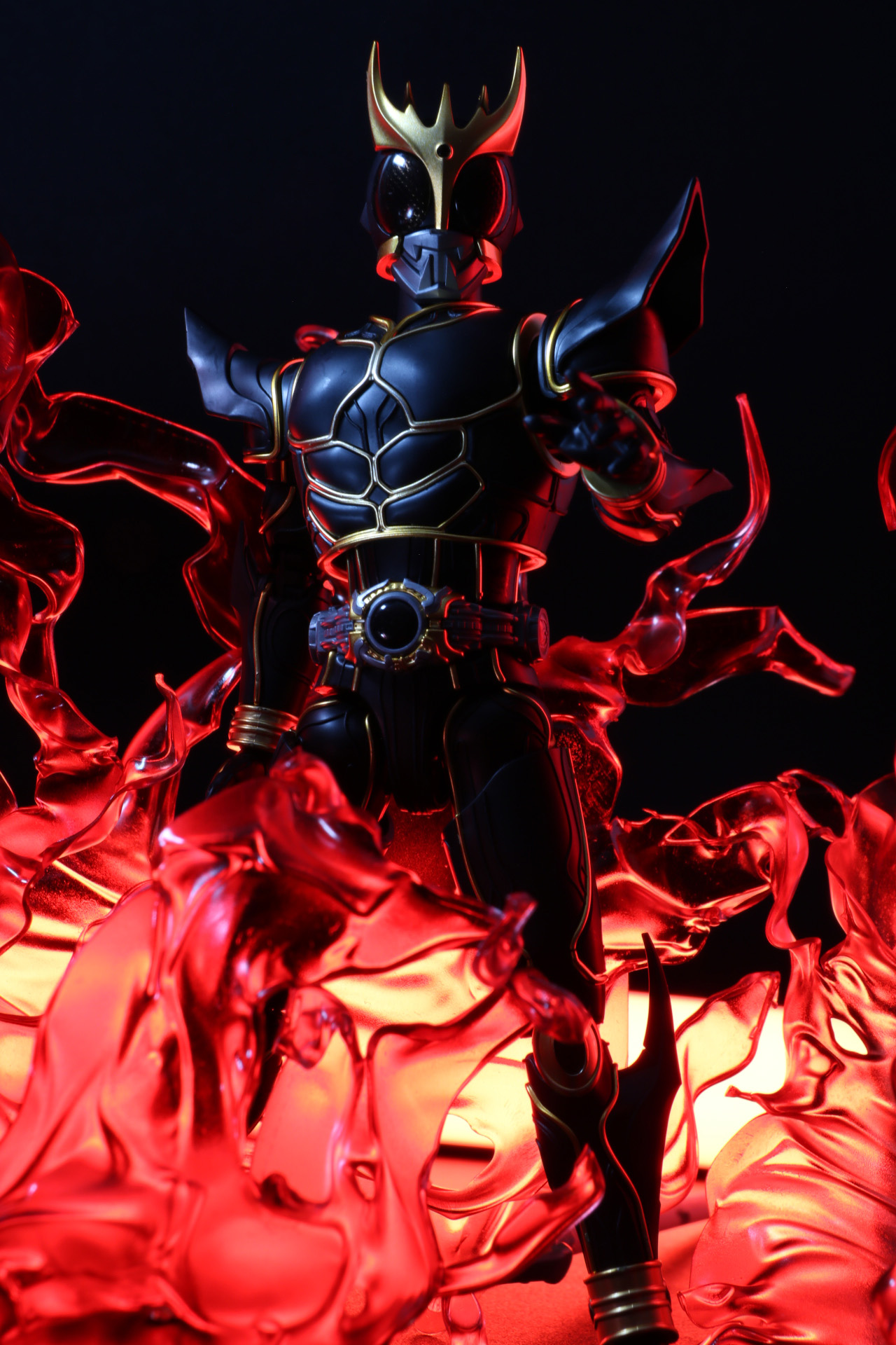 「アークル」からの警告。炎の中で黒いシルエットが浮かび上がる