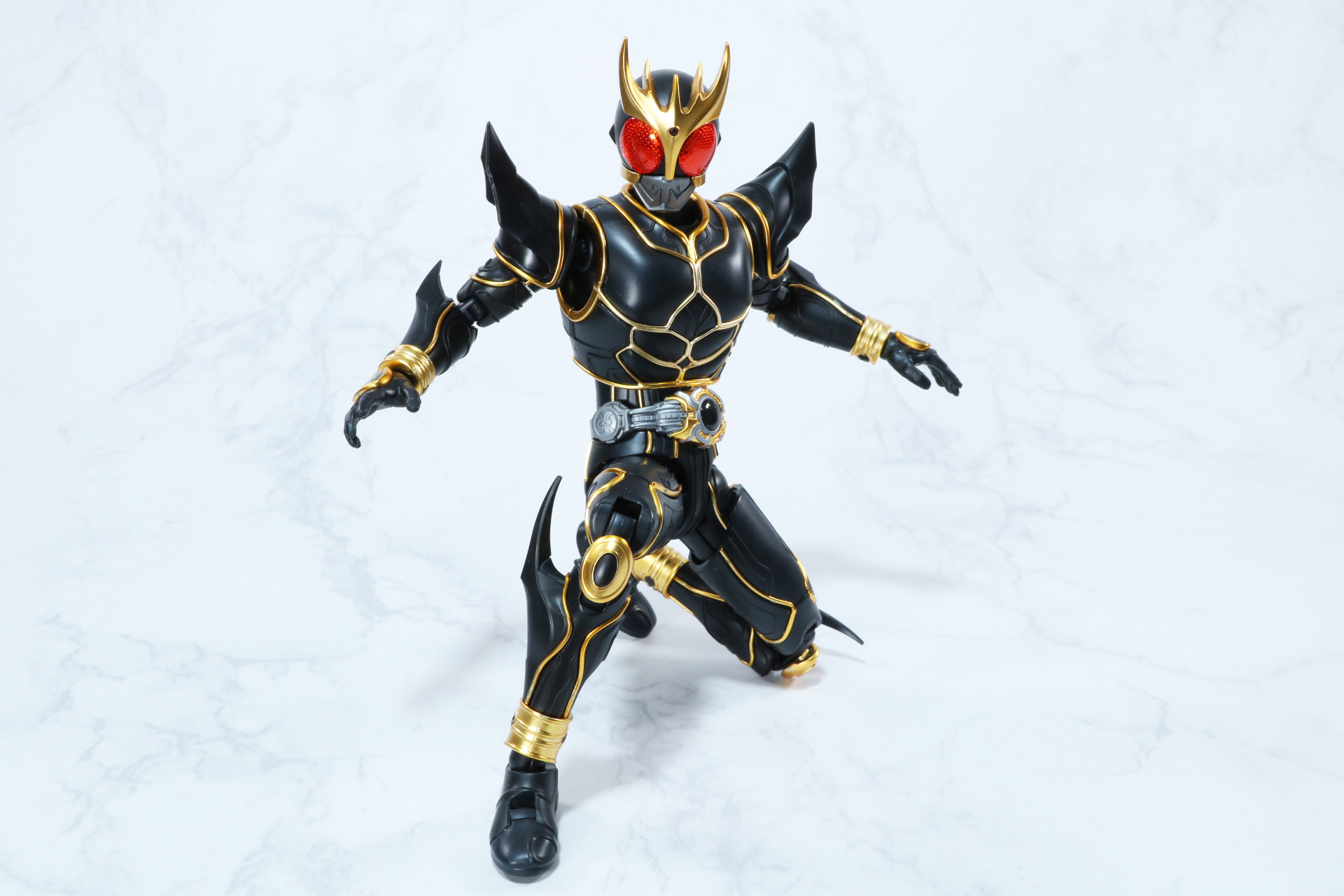 片膝をついたポージングも可能