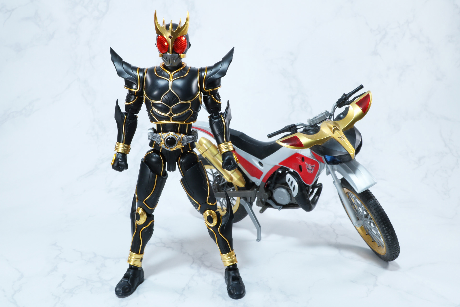 2021年10月に発売された「Figure-rise Standard トライチェイサー2000」（右）とディスプレイ。一条薫の前で変身する五代雄介のシーンを連想させる