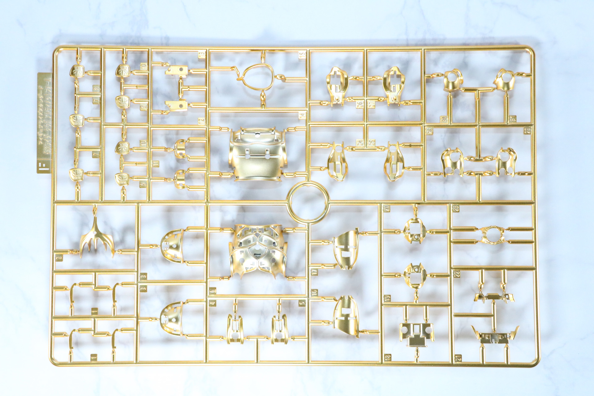 Fパーツ。金のメッキパーツで光に当たるとギラギラに輝く