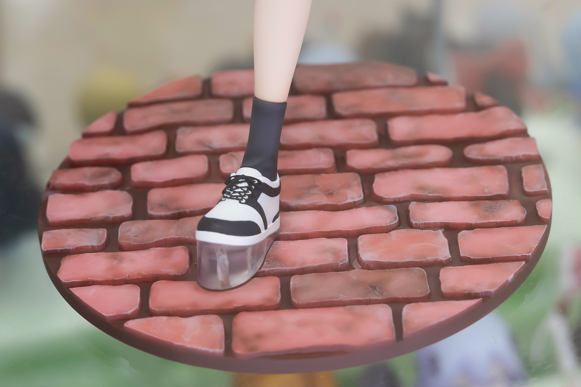 台座はレンガをモチーフにしたようなデザインになっている