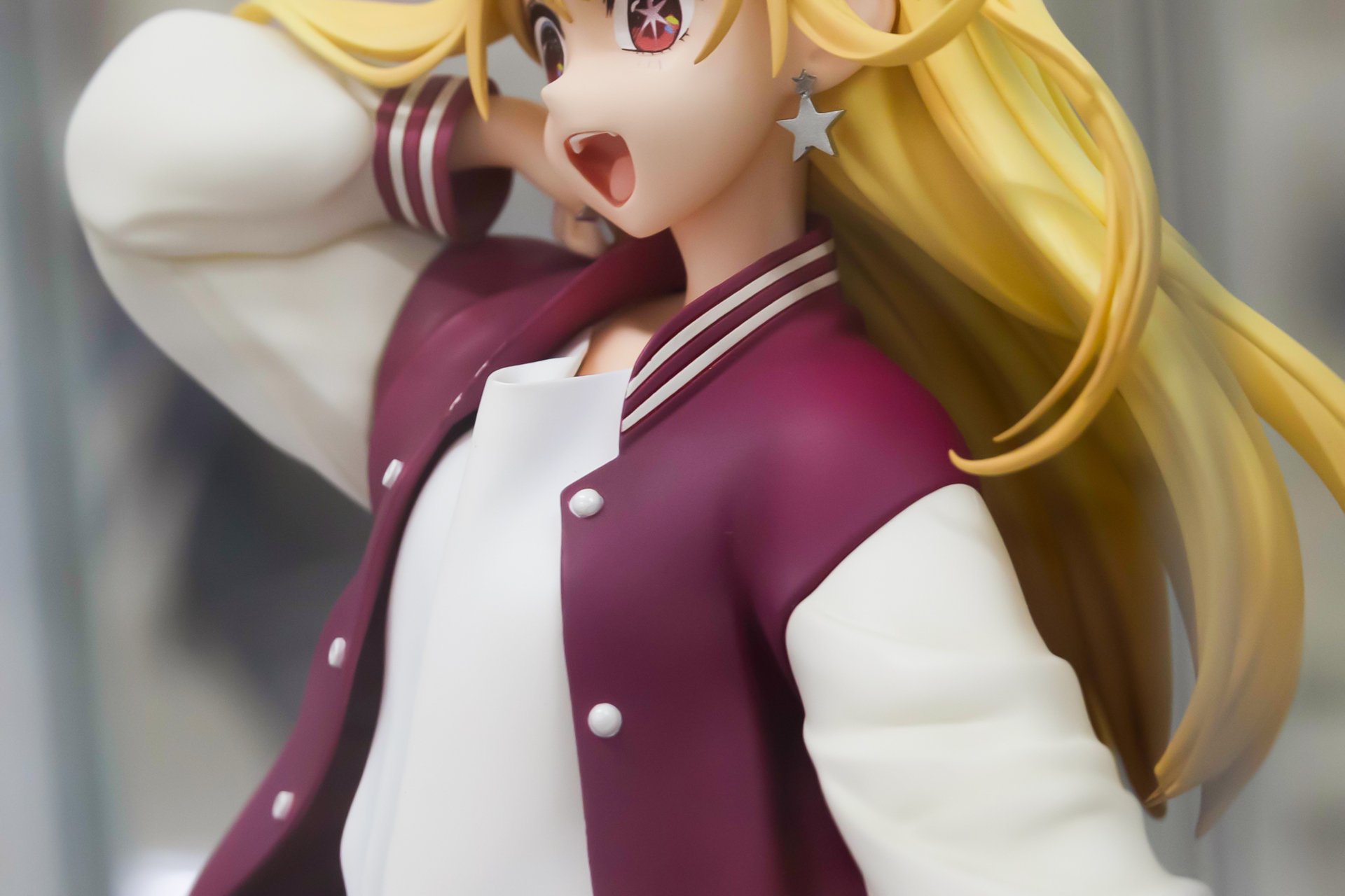 ジャケットの下はスッキリとしたスタイルだ