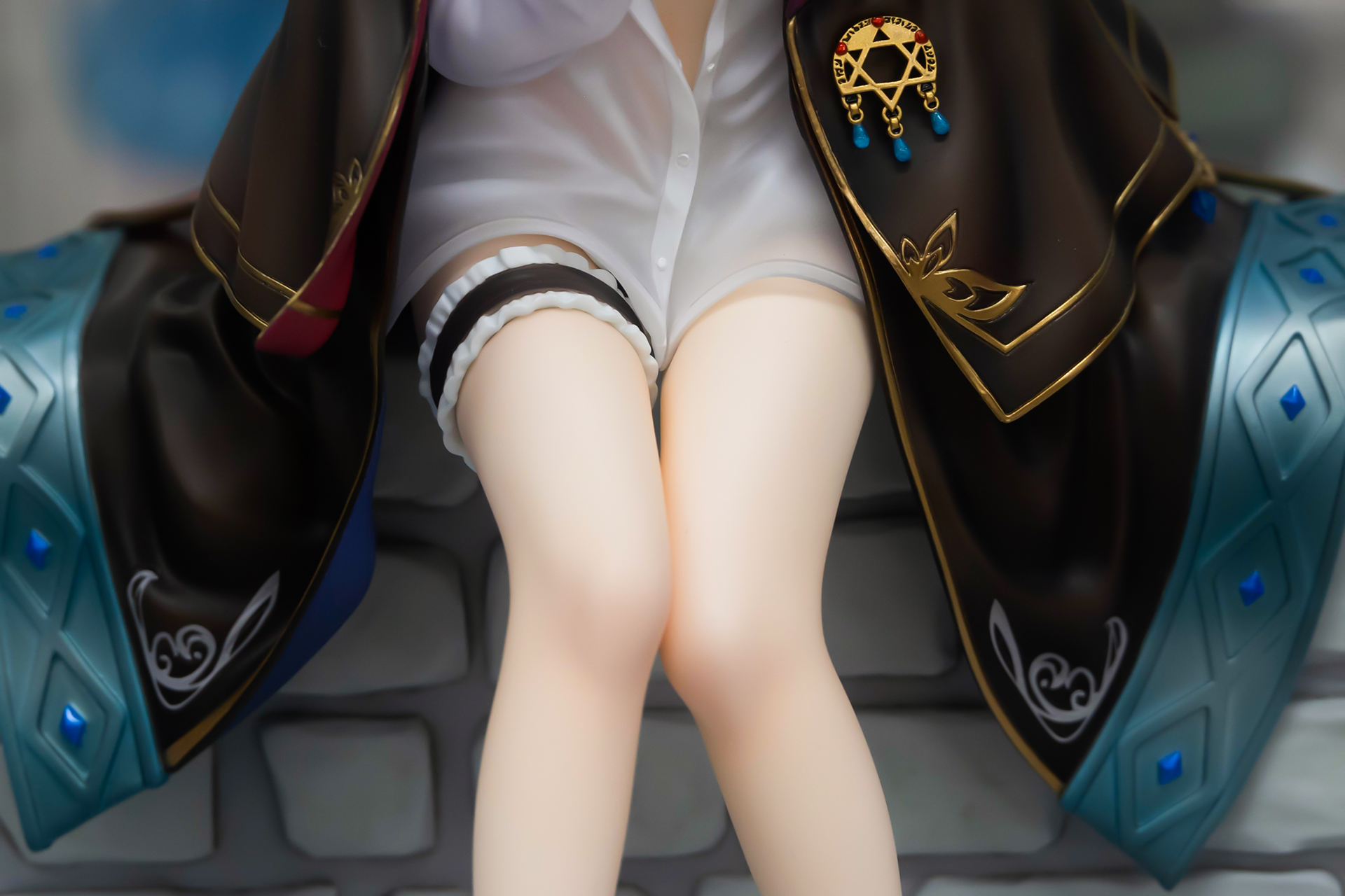 白い脚についつい目がいってしまう