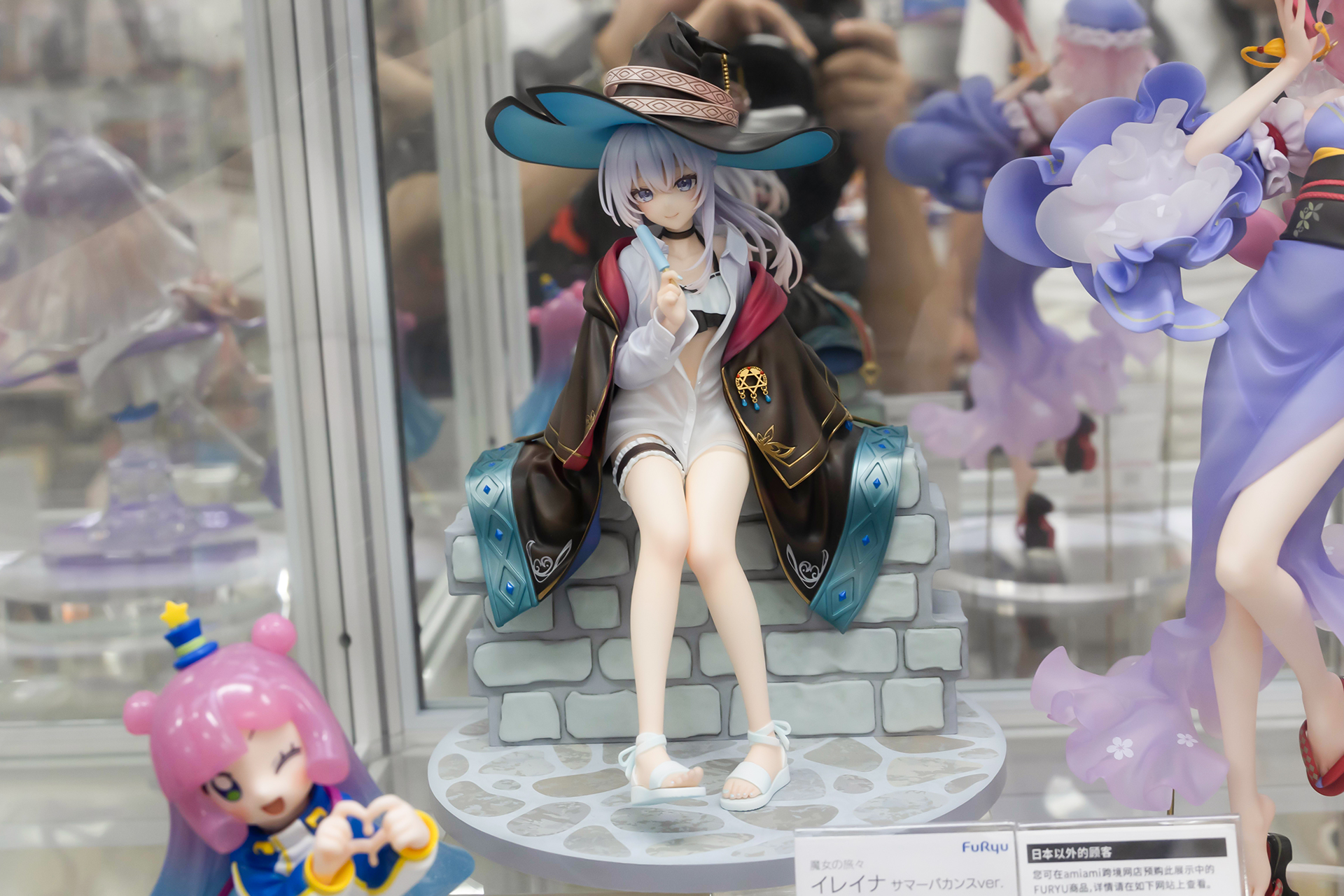 フィギュアの素材はPVCとABSで、台座部分を含む全高は約220mmだ