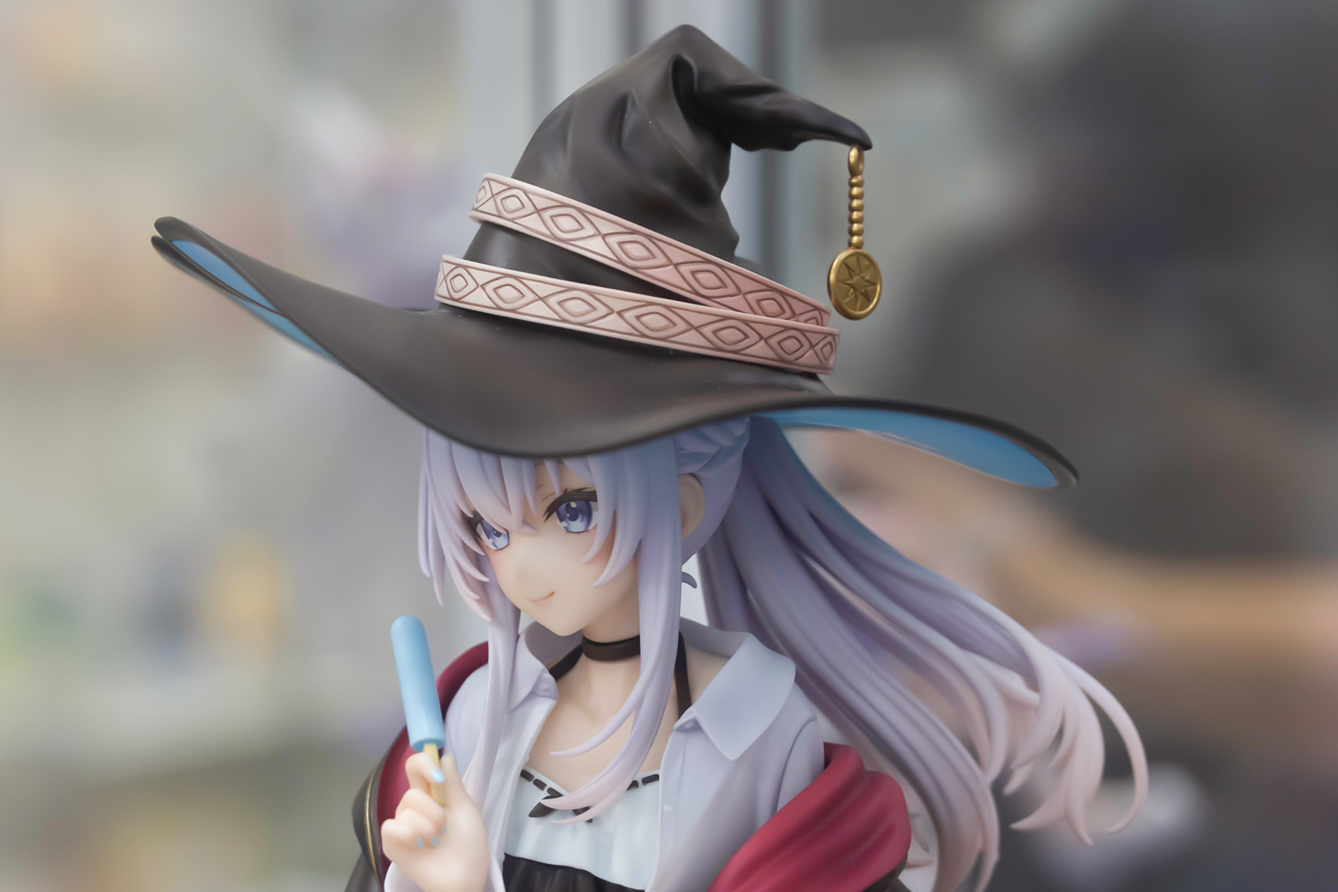 帽子は造形だけでなく、細かいアクセサリーも付けられている