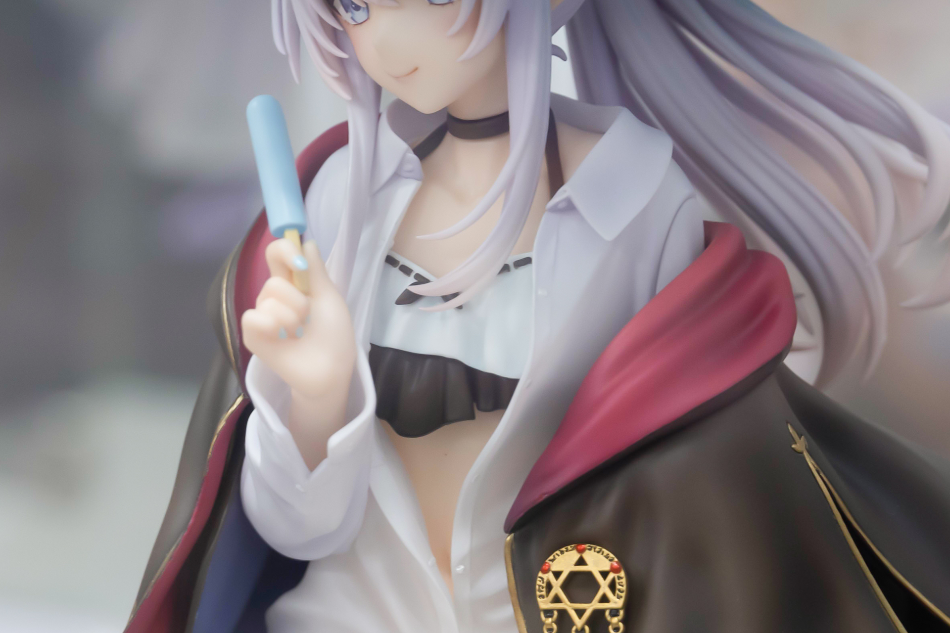 白いシャツはクリアパーツが採用されており、若干透けて見える