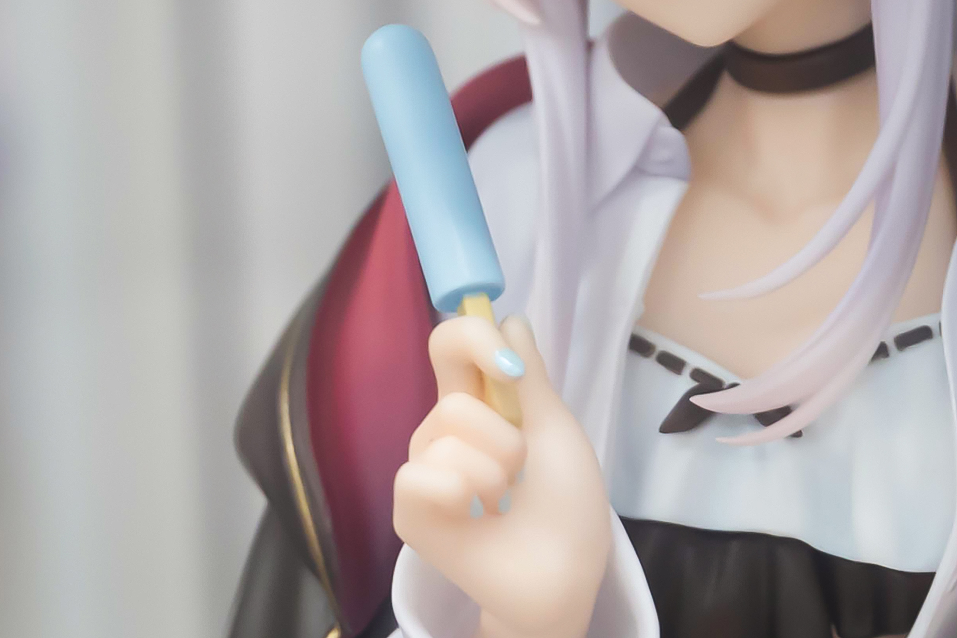 手に持っているアイスキャンディーも美味しそうだ