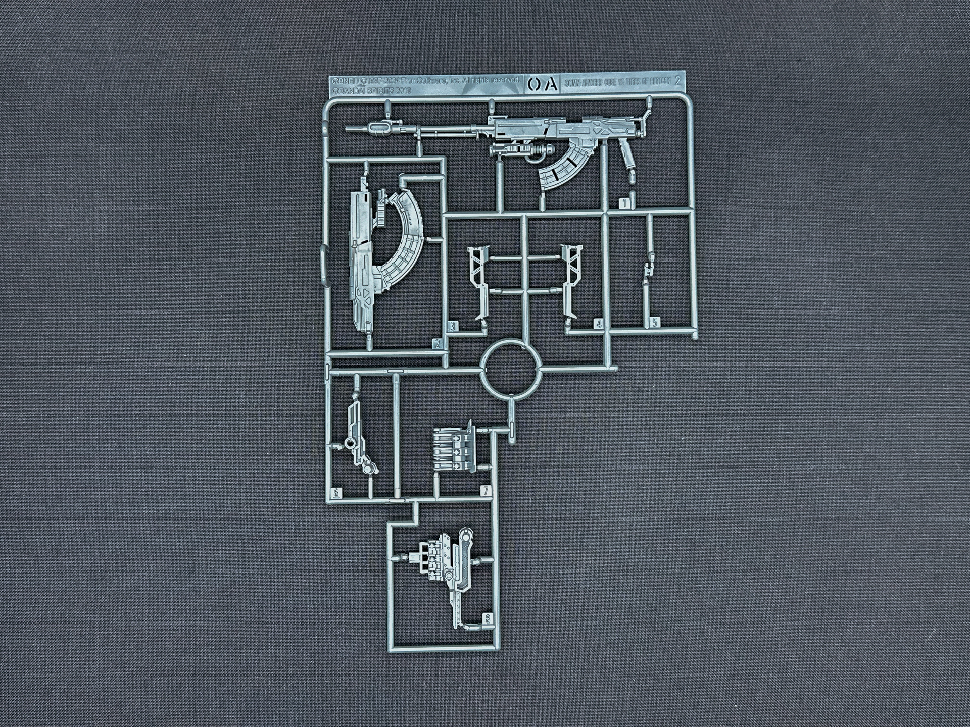 スティールヘイズの武装を構成するランナー。クリアパーツ含め全てPS樹脂にて成型されています。