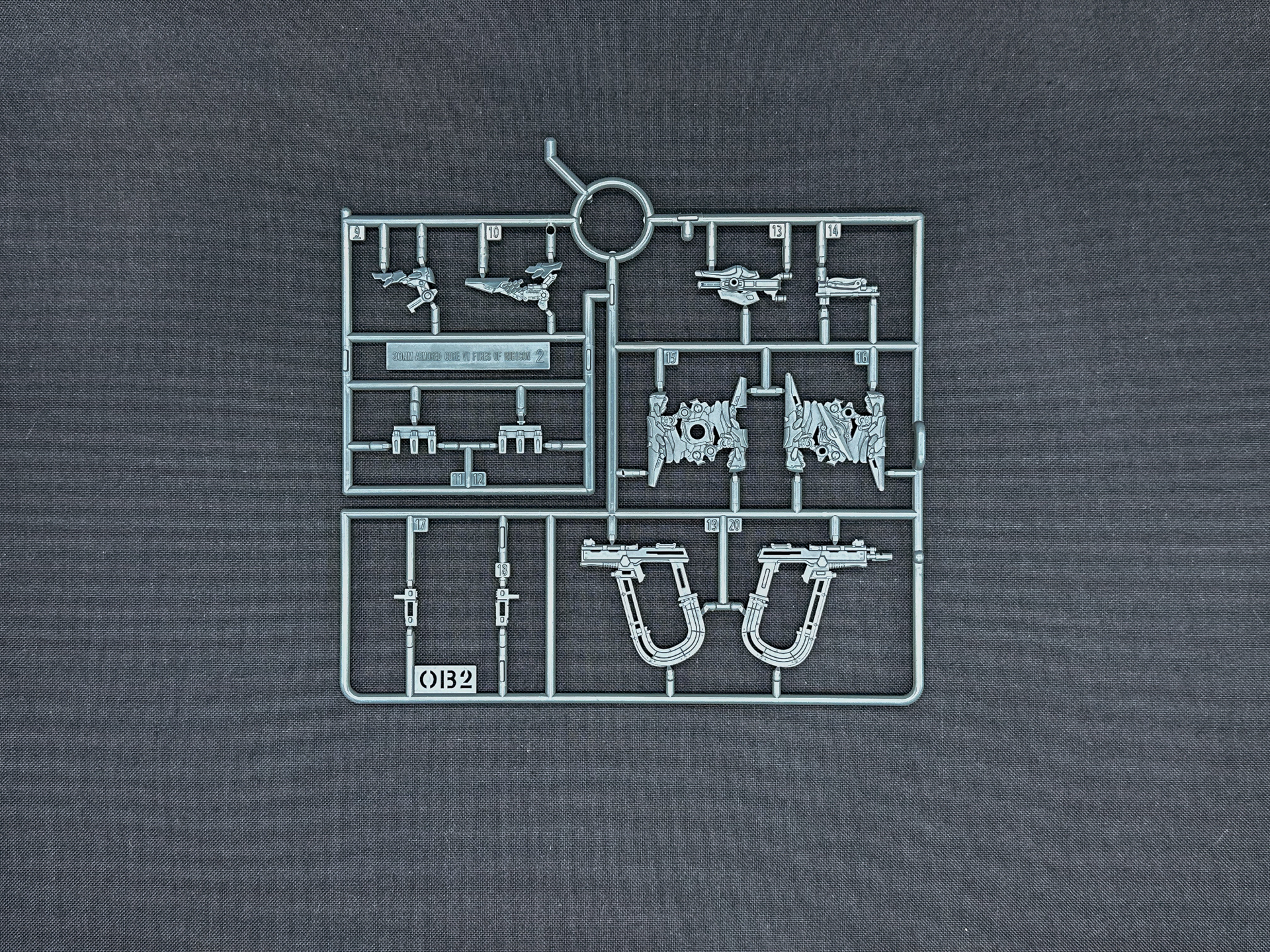 スティールヘイズの武装を構成するランナー。クリアパーツ含め全てPS樹脂にて成型されています。