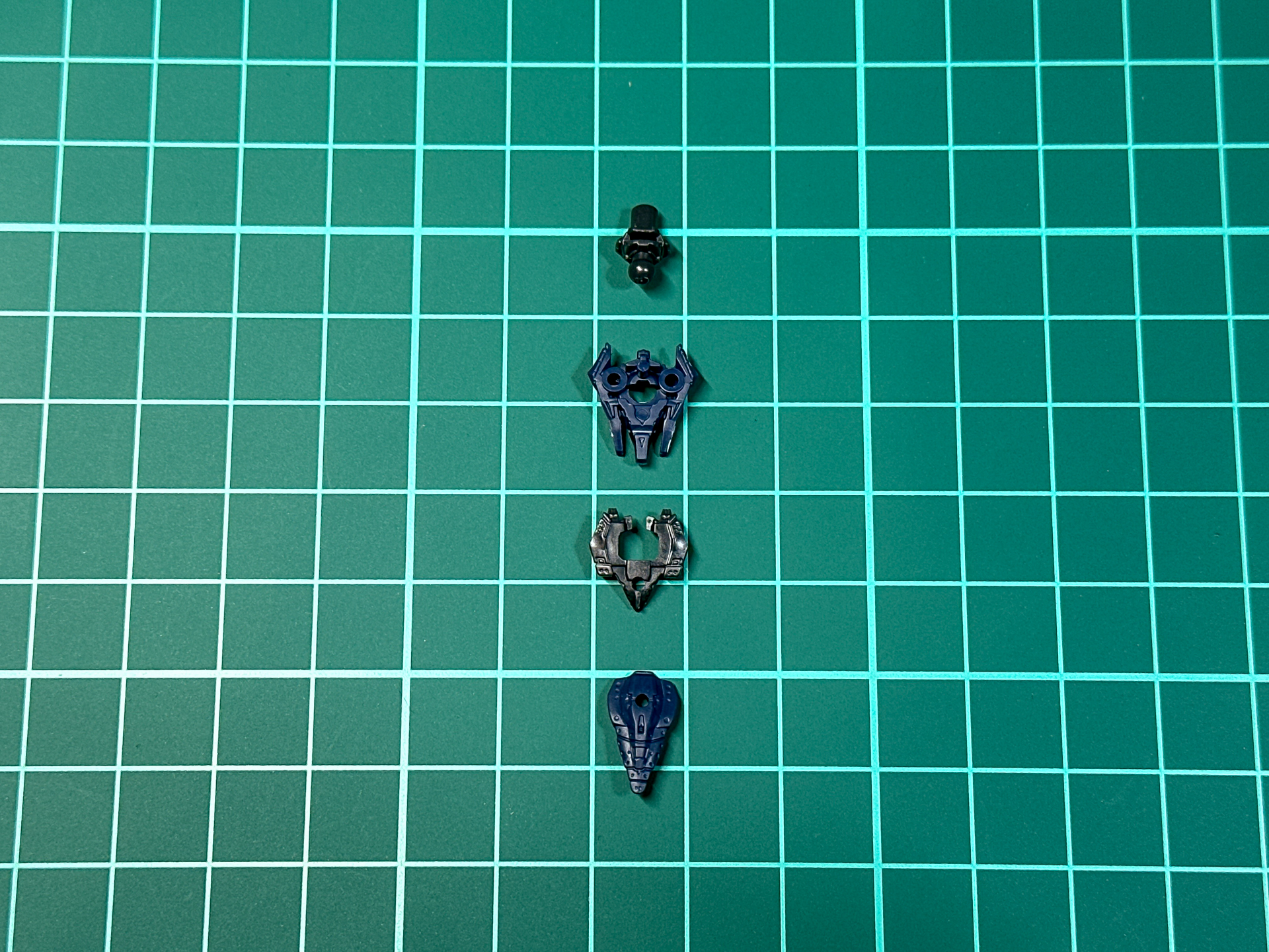 組み立て前の頭部パーツ。全4パーツにて構成されています。