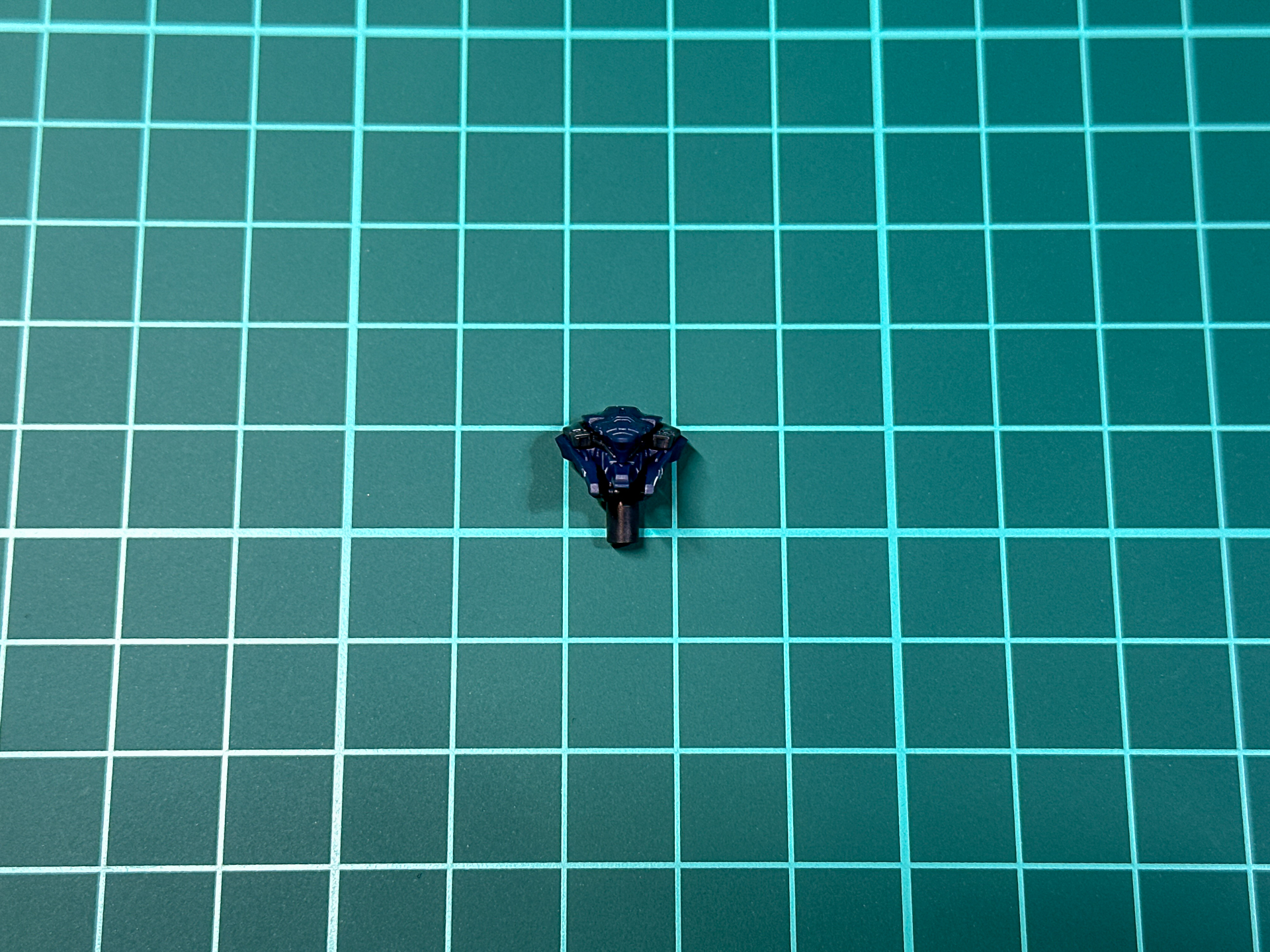 組み立てが完了した頭部パーツ。首部分のフレームは頭部に取り付ける構造となっています。