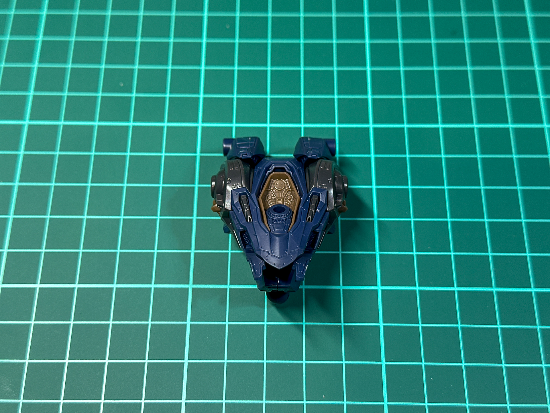 組み立て後の胴体パーツ。内部に可動軸は搭載されていないシンプルな構造となっています。