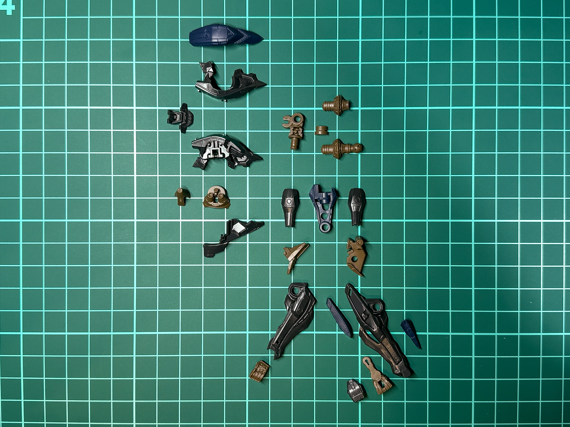 組み立て前の腕部パーツ。全23パーツにて構成されています。