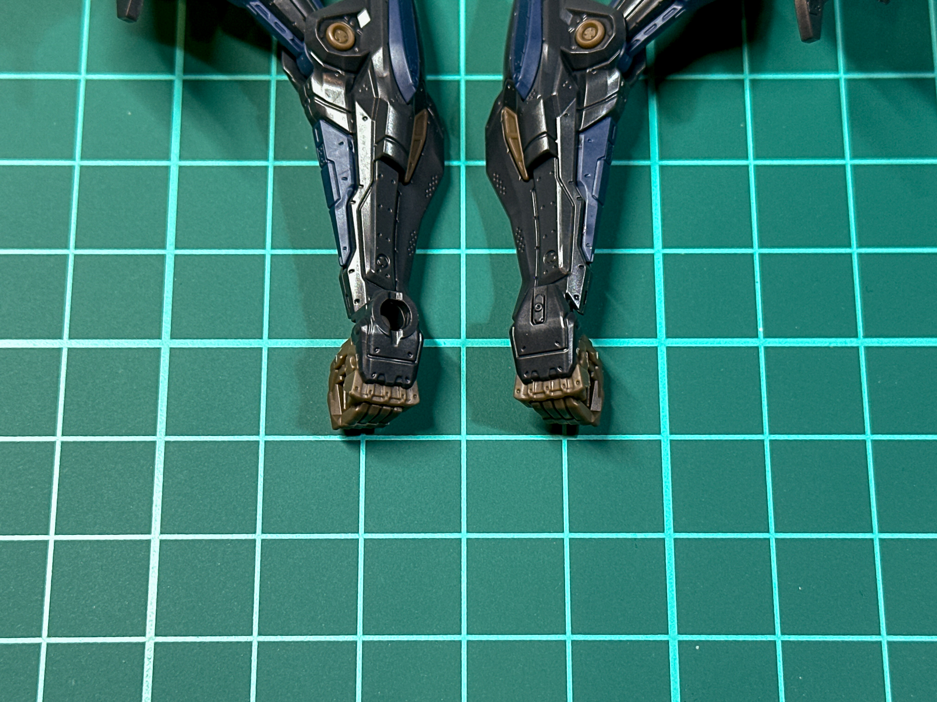 左腕部パーツには武器取り付け用にジョイント孔が搭載されています。