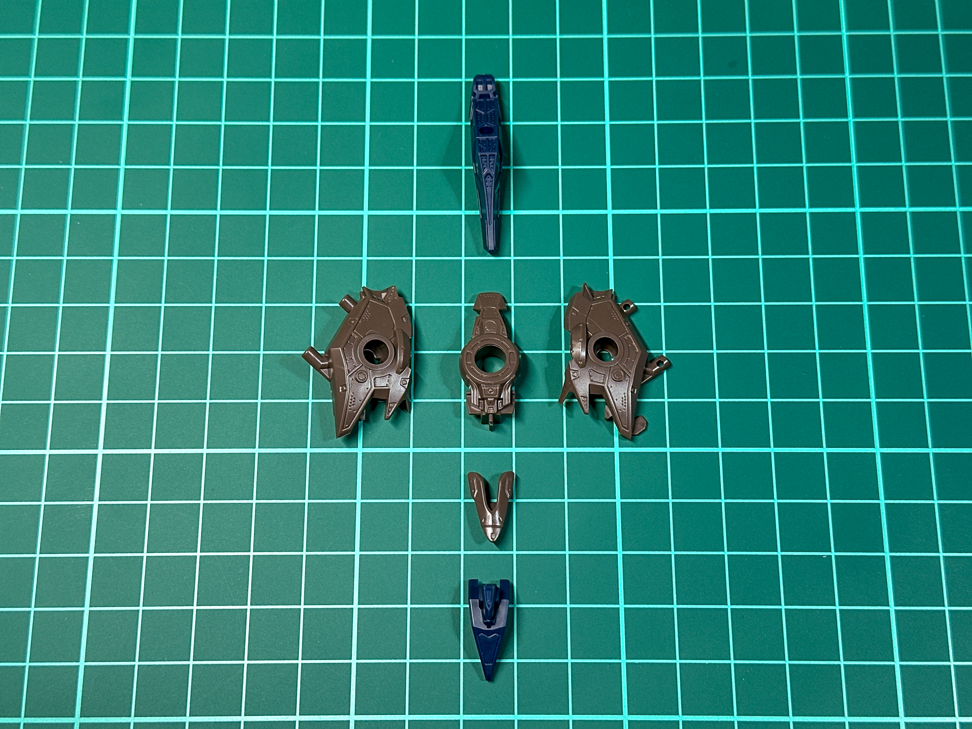 パーツ状態での腰部パーツ。全6パーツにて構成されています。