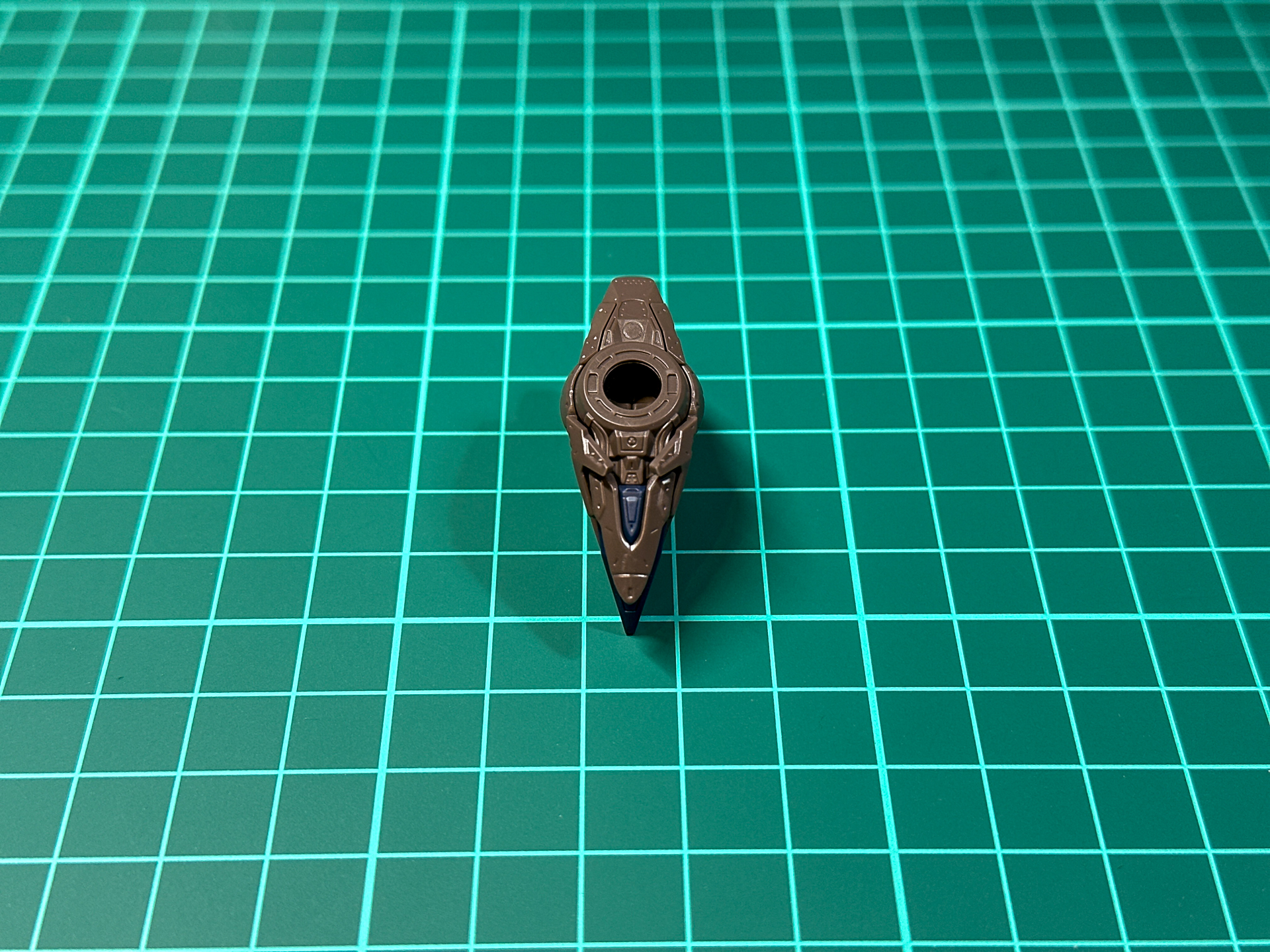 組み立てが完了した腰部パーツ。下面にアクションベース接続孔があります。