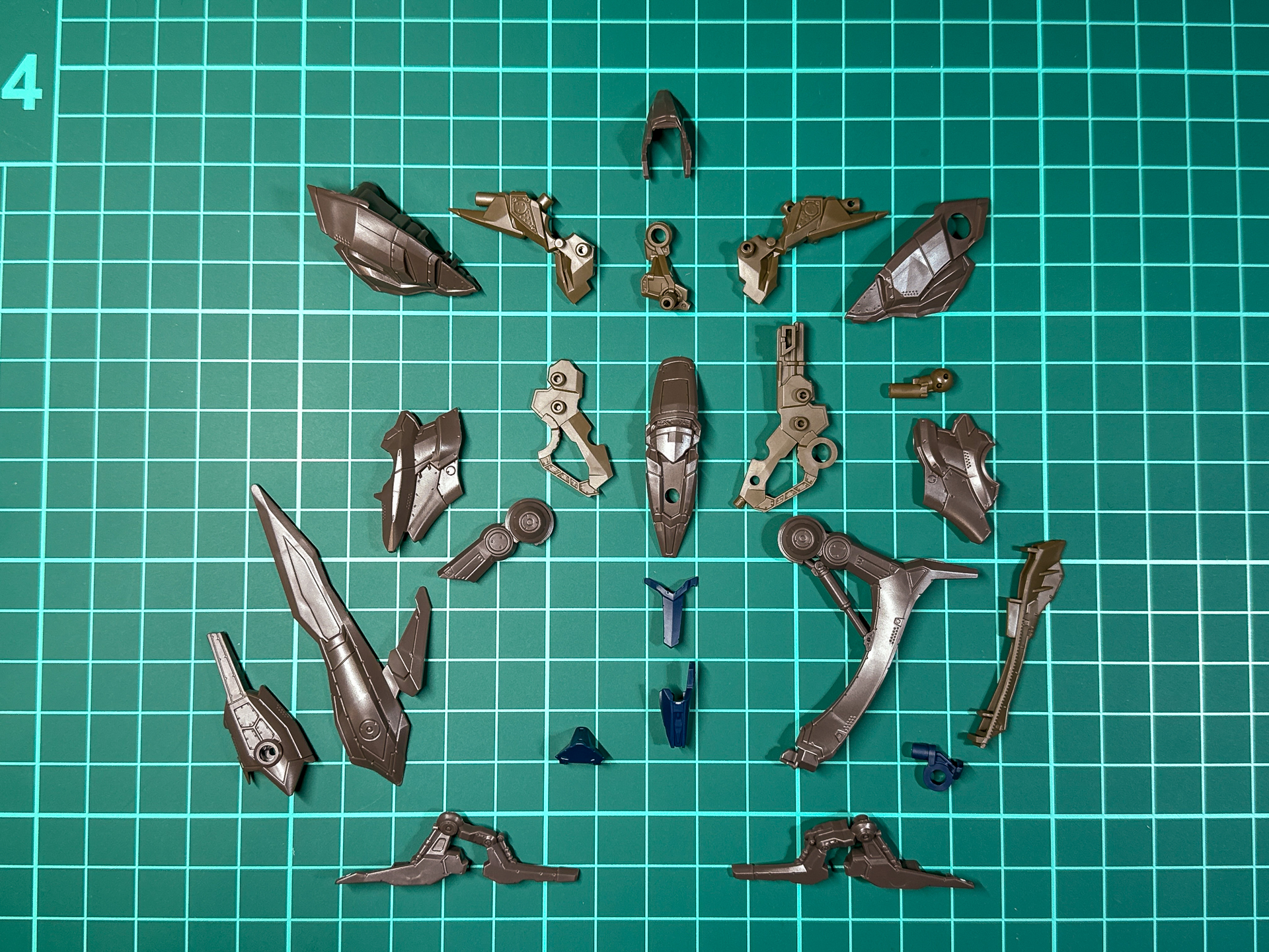 組み立て前の脚部。左右各23パーツにて構成されています。