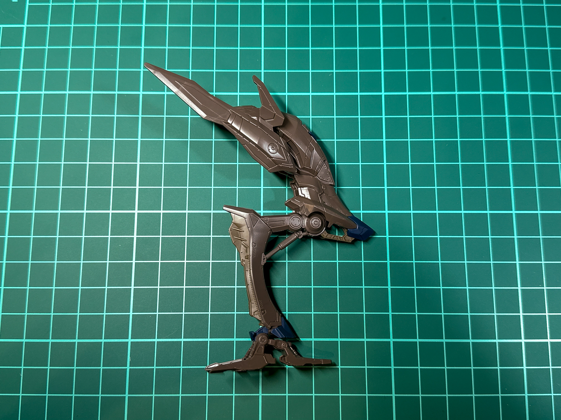 組み立て後の脚部パーツ。本機の特徴である逆関節のような形状を再現しています。