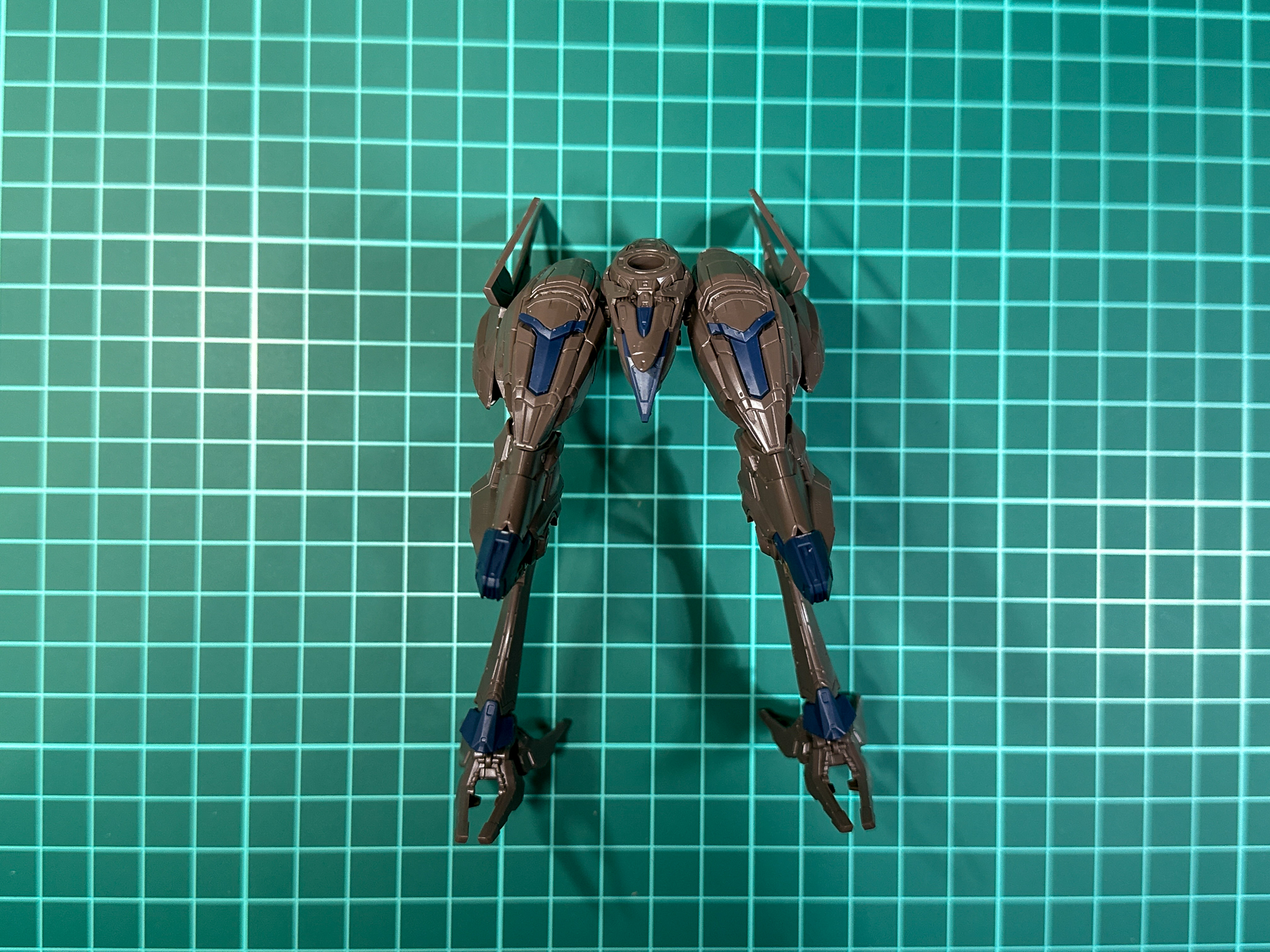 一体化した脚部パーツ。腰部と脚部の接続はボールジョイントとなっています。