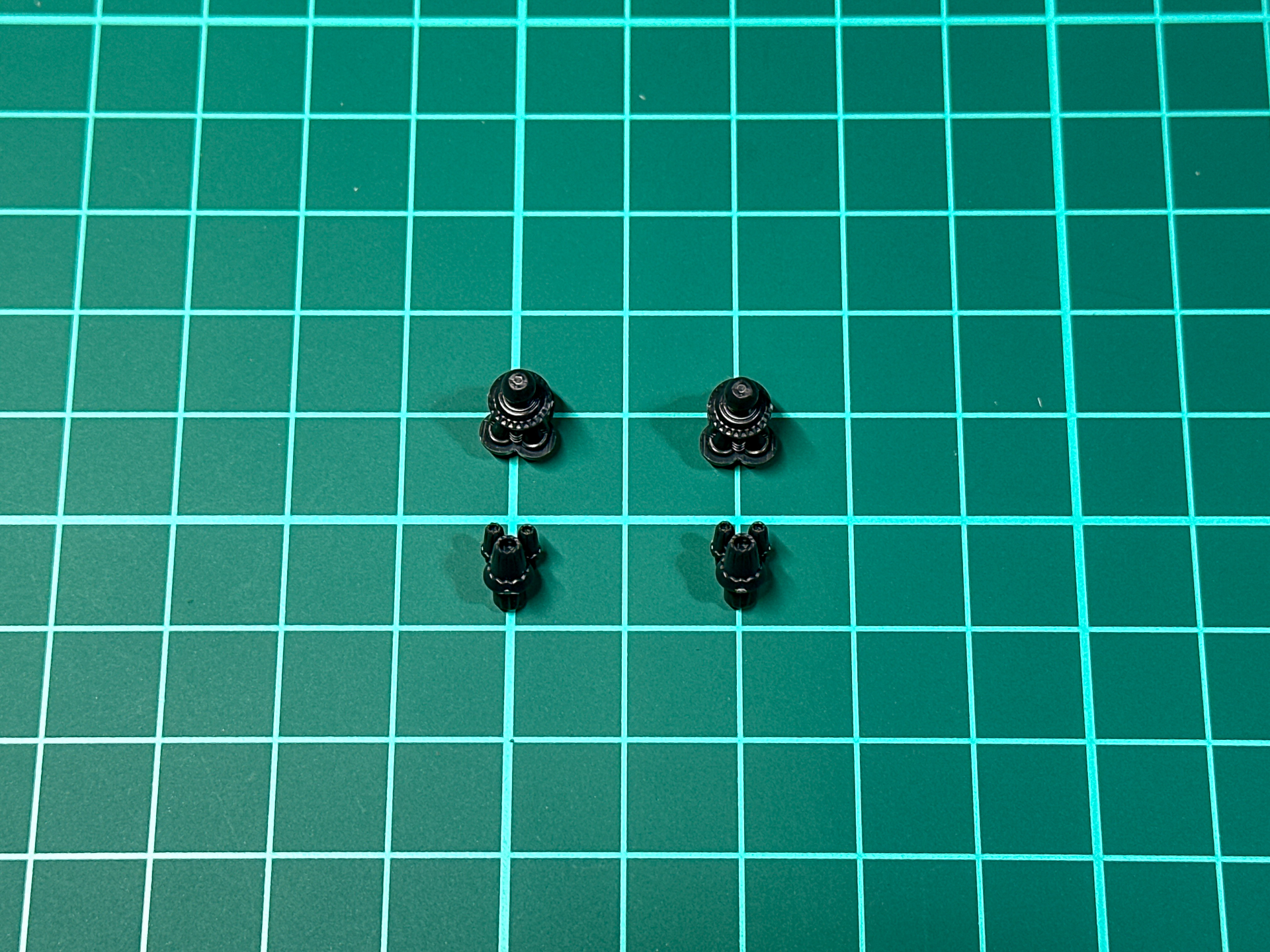 組み立て前のブースタ。左右各2パーツ構成となっています。