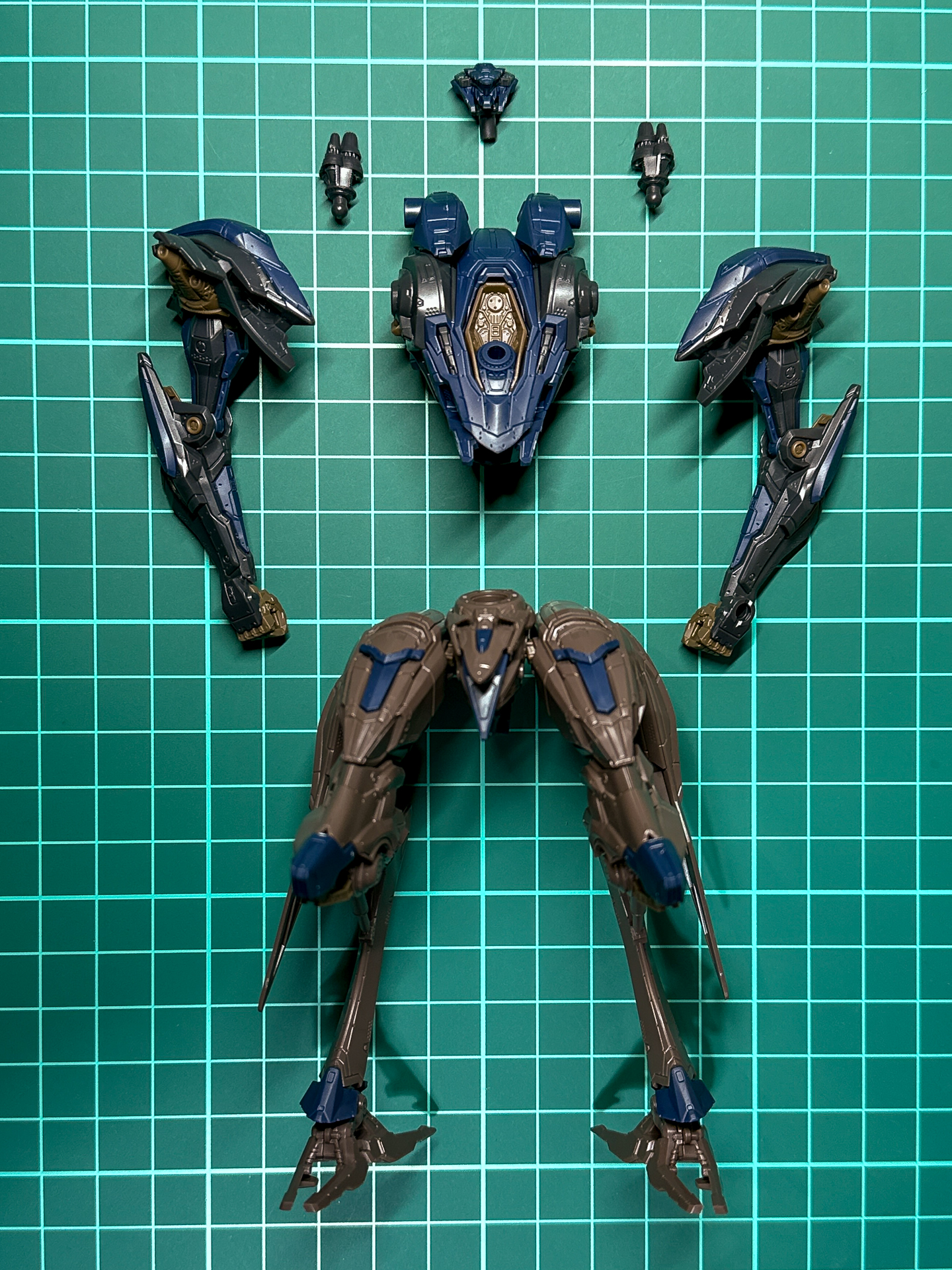 一体化前の各種パーツ。頭部の接続は軸接続。そのほかはボールジョイントによる接続となっています。