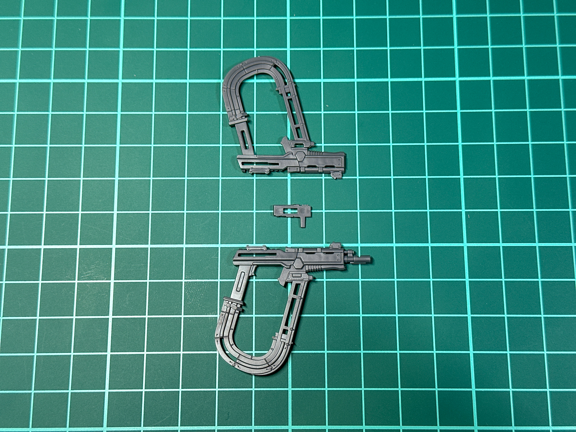 組み立て前のバーストハンドガン。全3パーツにて構成されています。