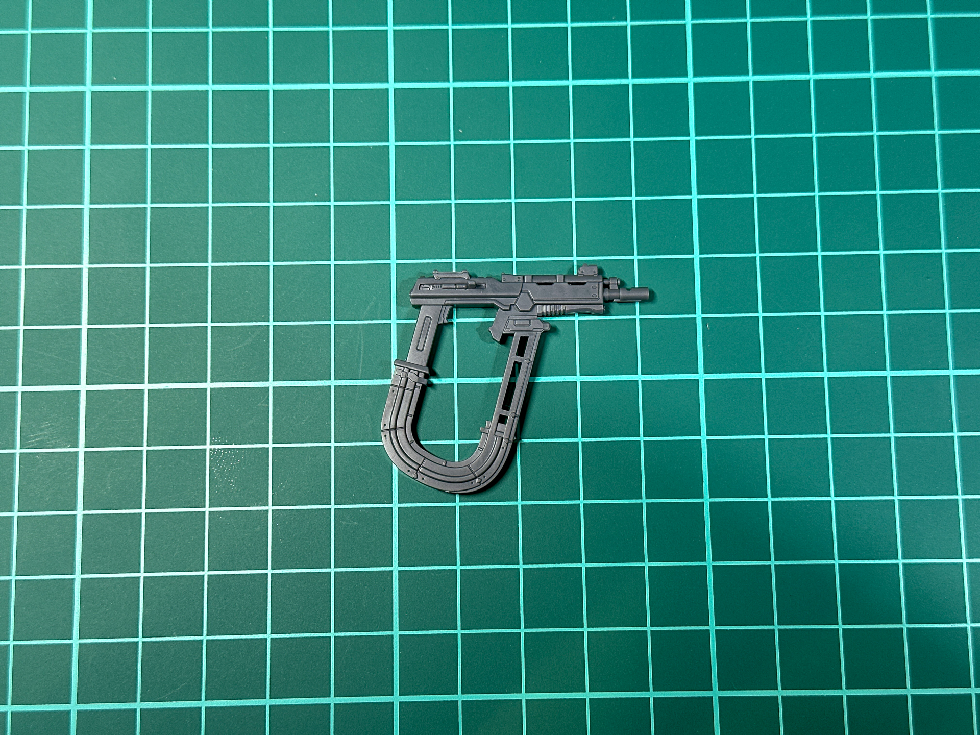 組み立てが完了したバーストハンドガン。右手だけでなく左手でも保持可能です。