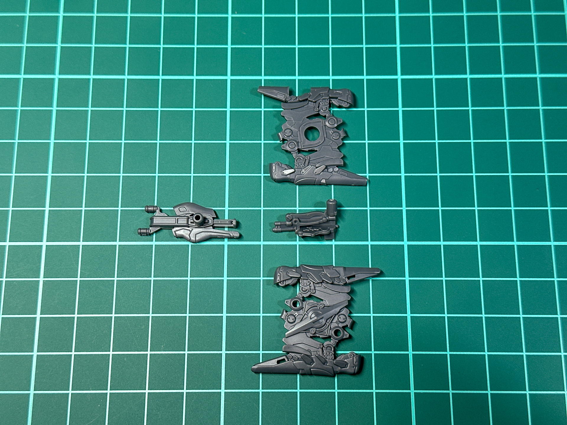 収納状態でのレーザースライサーを構成するパーツ。全4パーツにて構成されており基部は展開状態と共通になっています。