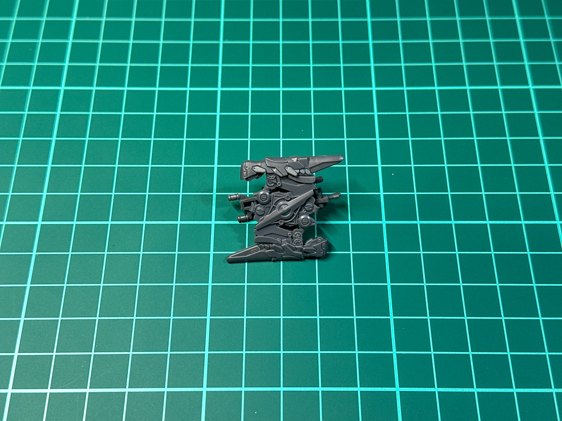 組み立てが完了した収納状態のレーザースライサー。左腕に取り付けるほか、左肩の武器ラックに搭載可能です。