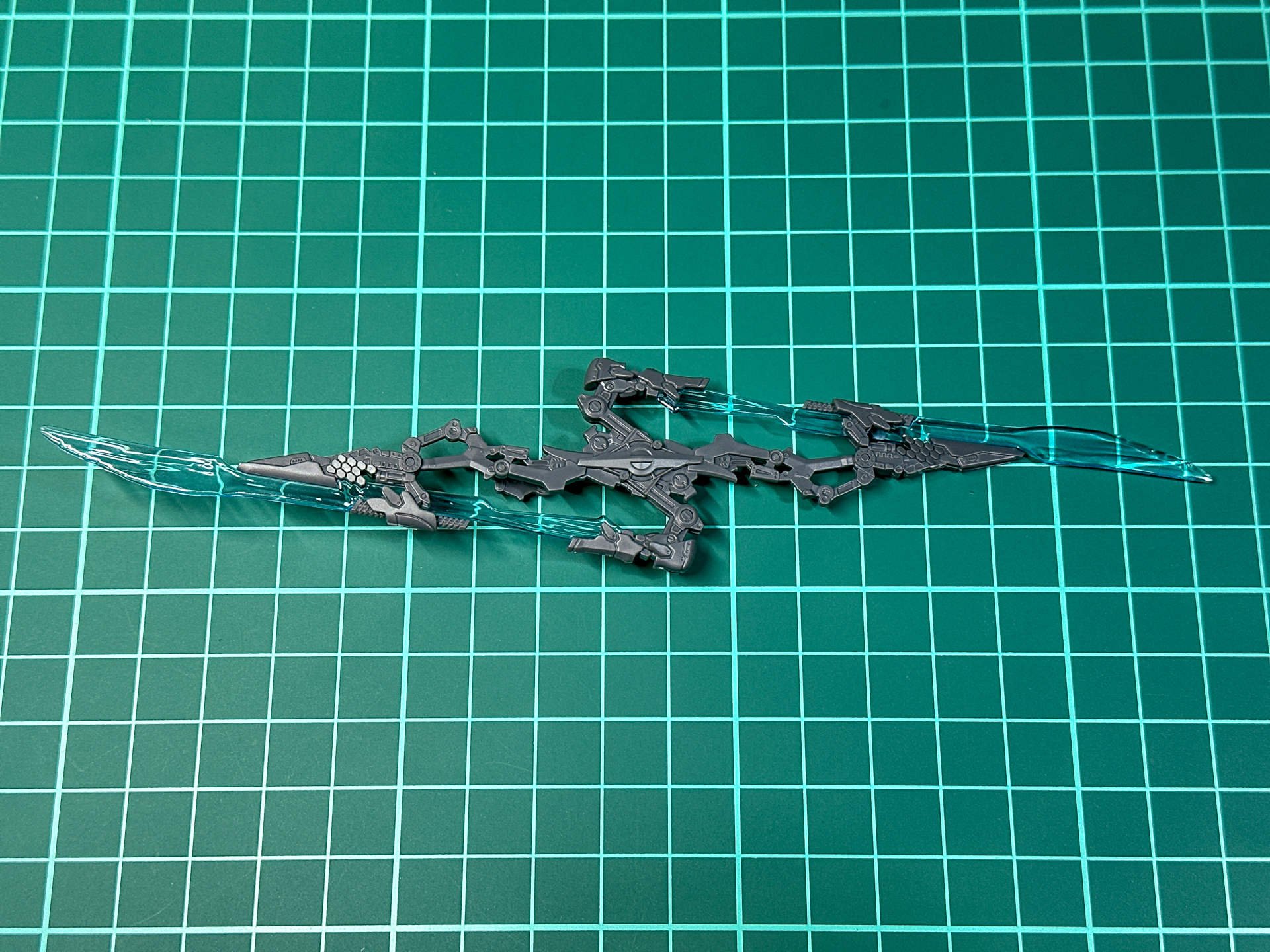 組み立て後の展開時レーザースライサー。刀身部分はクリアパーツにて再現されています。