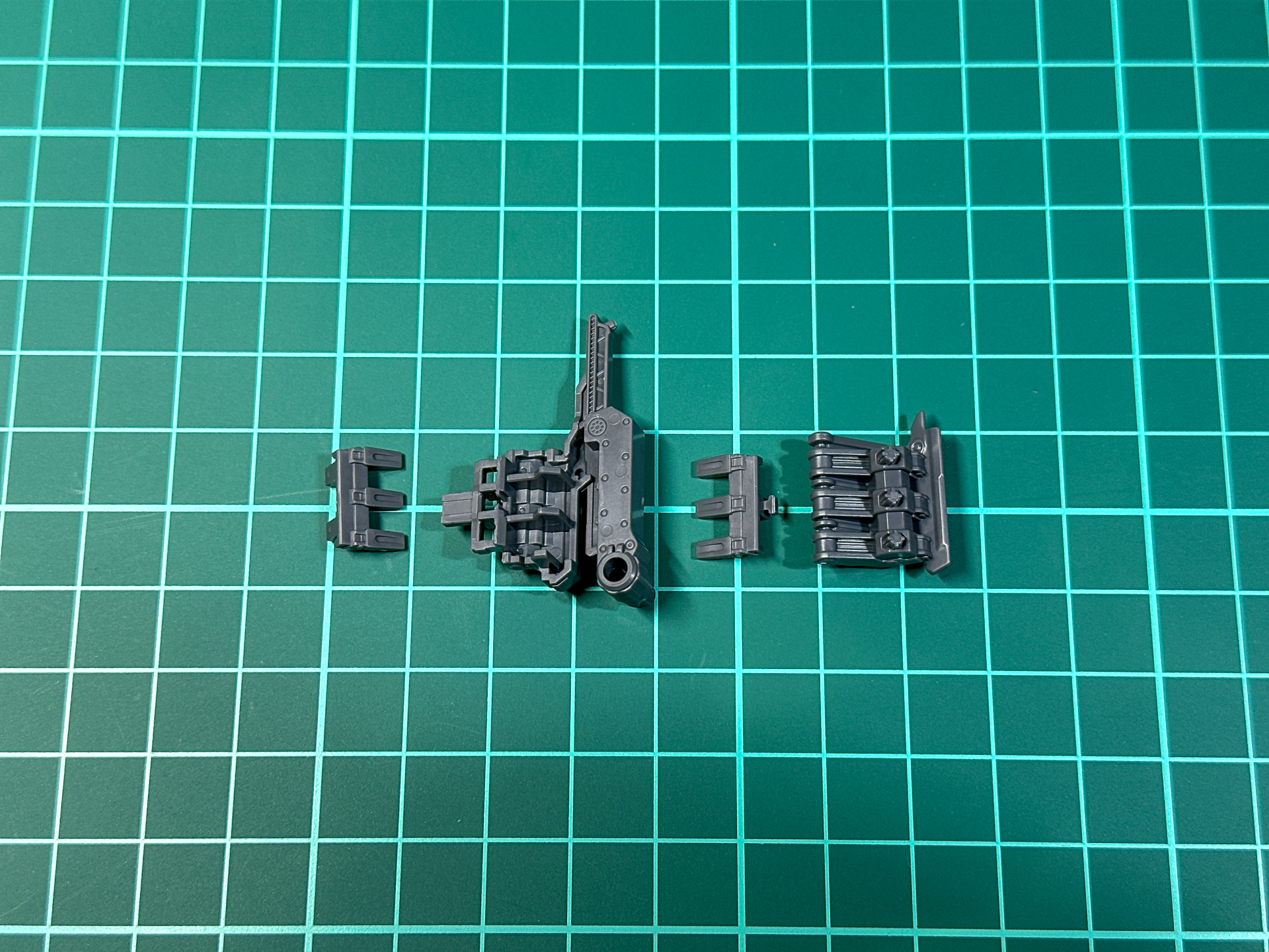 組み立て前の武器ラック。全4パーツにて構成されています。