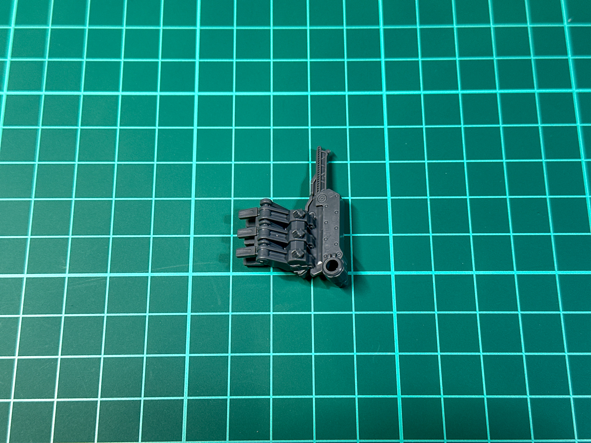 組み立てが完了した武器ラック。左肩にのみ取り付け可能です。