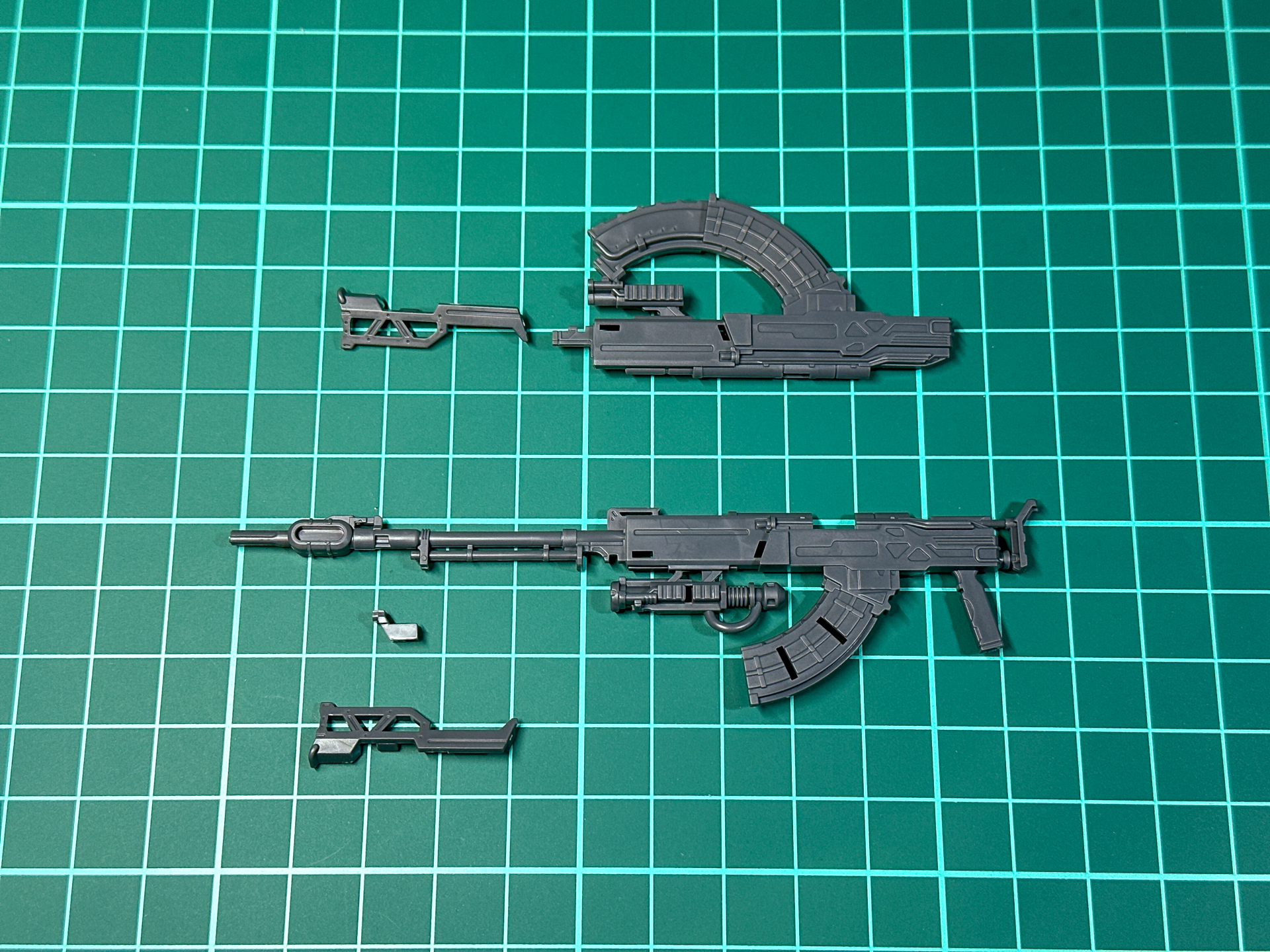 組み立て前のバーストライフル。全5パーツにて構成されています。