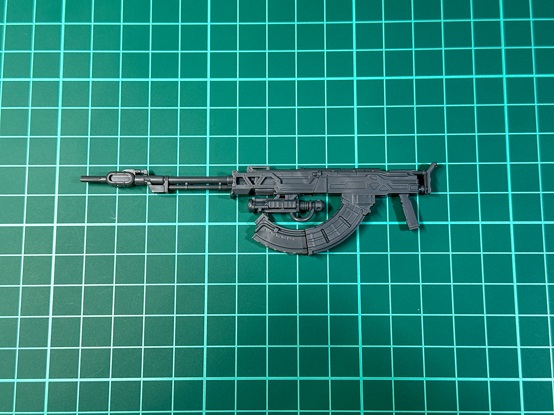 組み立てが完了したバーストライフル。武器ラックだけでなく手に持たせることも可能です。