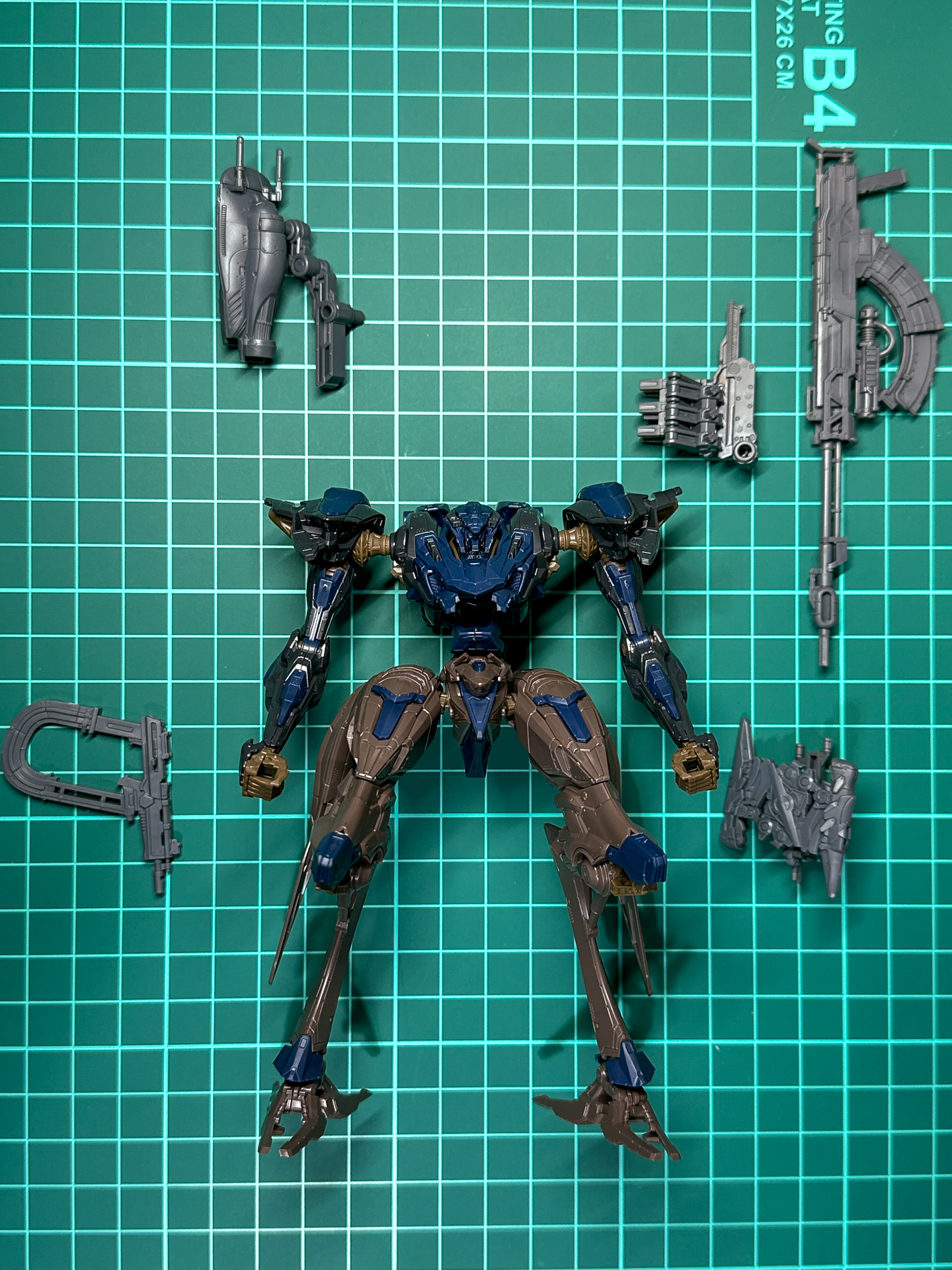 各種武装を取り付ける前のキット。右手武装はハンドパーツにて保持させ、その他のパーツは軸接続となります。