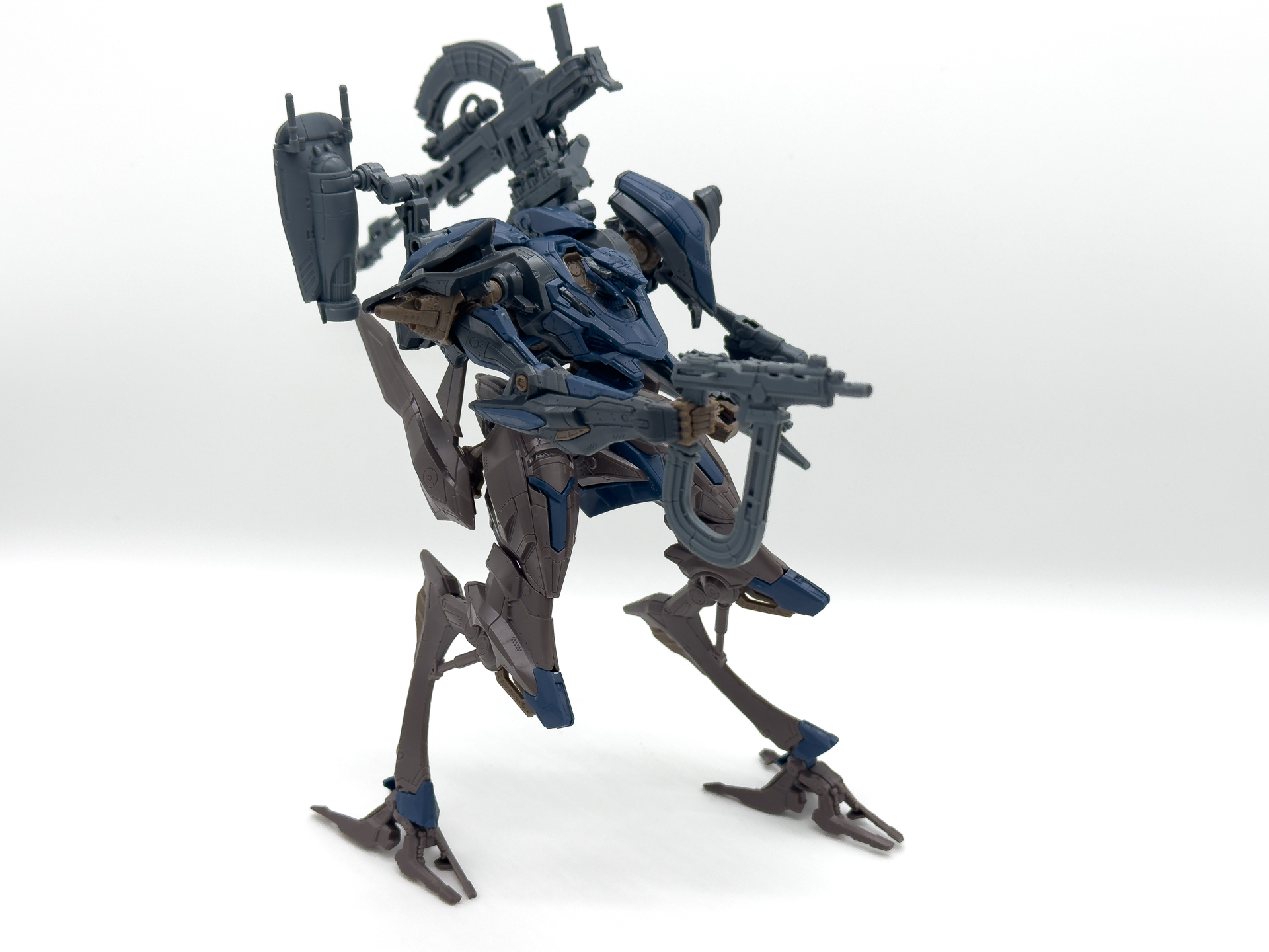 バーストハンドガンを構えてみました。大きな可動はできませんが武器を構える等のポージングは問題なく可能です。