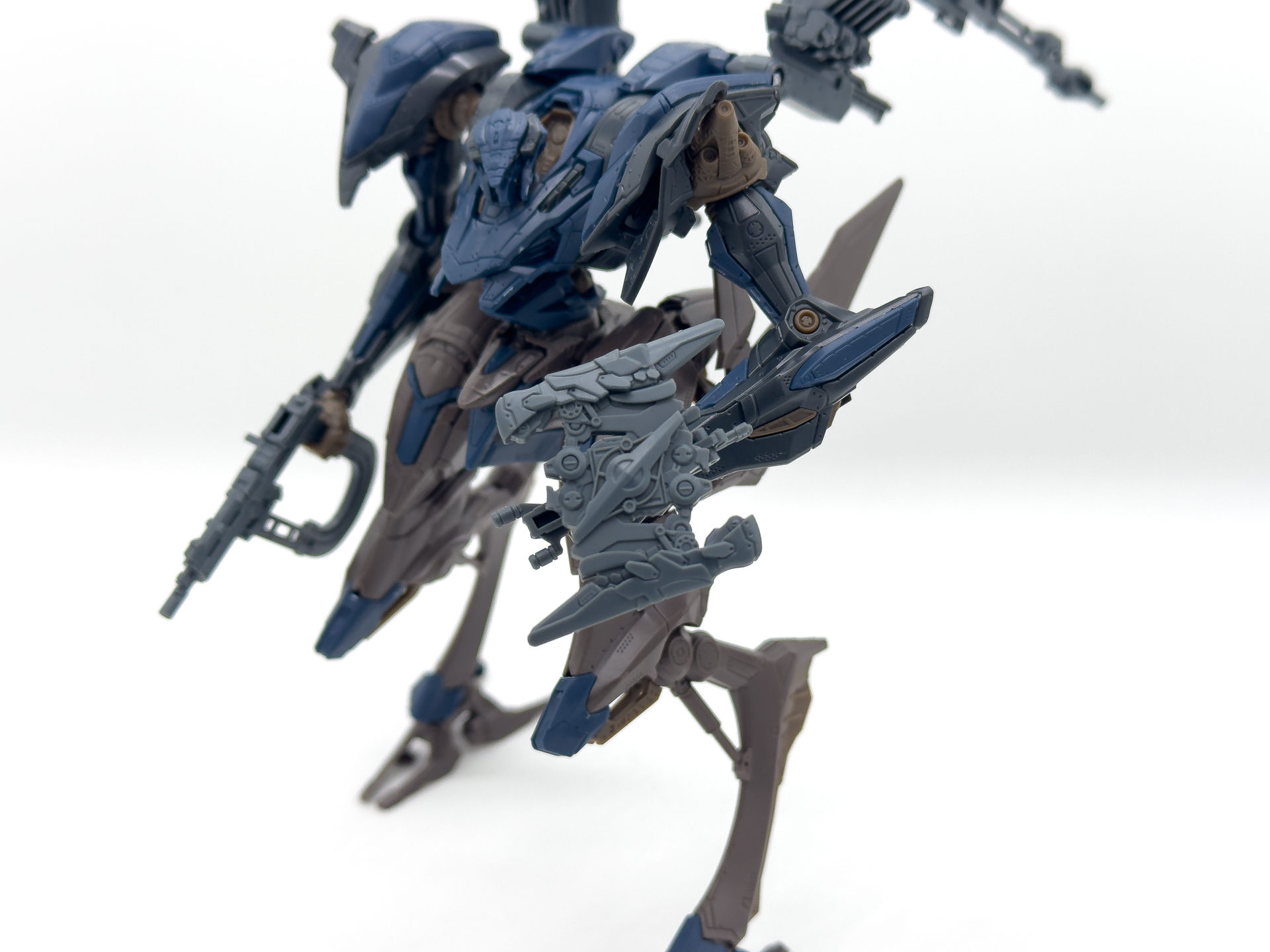 展開前と展開後のレーザースライサー。展開時は迫力あるサイズとなります。