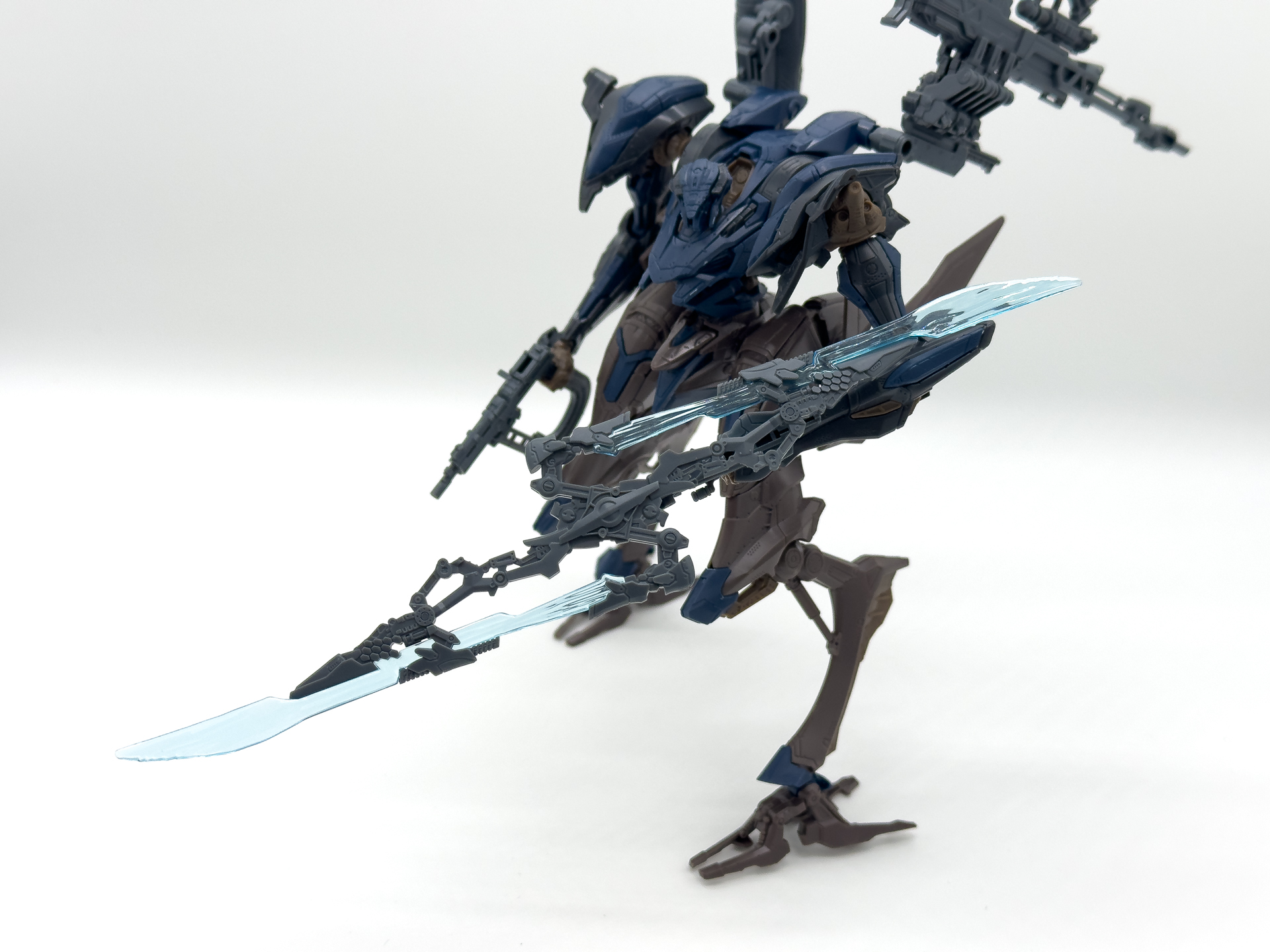 展開前と展開後のレーザースライサー。展開時は迫力あるサイズとなります。