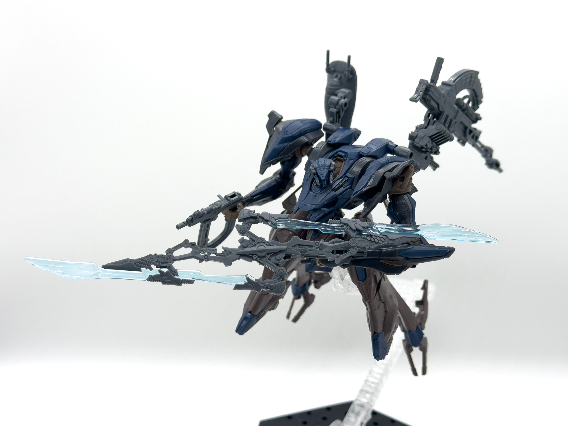 アクションベースを用いたポージング。アクションベースを用いることで躍動感のあるポージングも可能です。