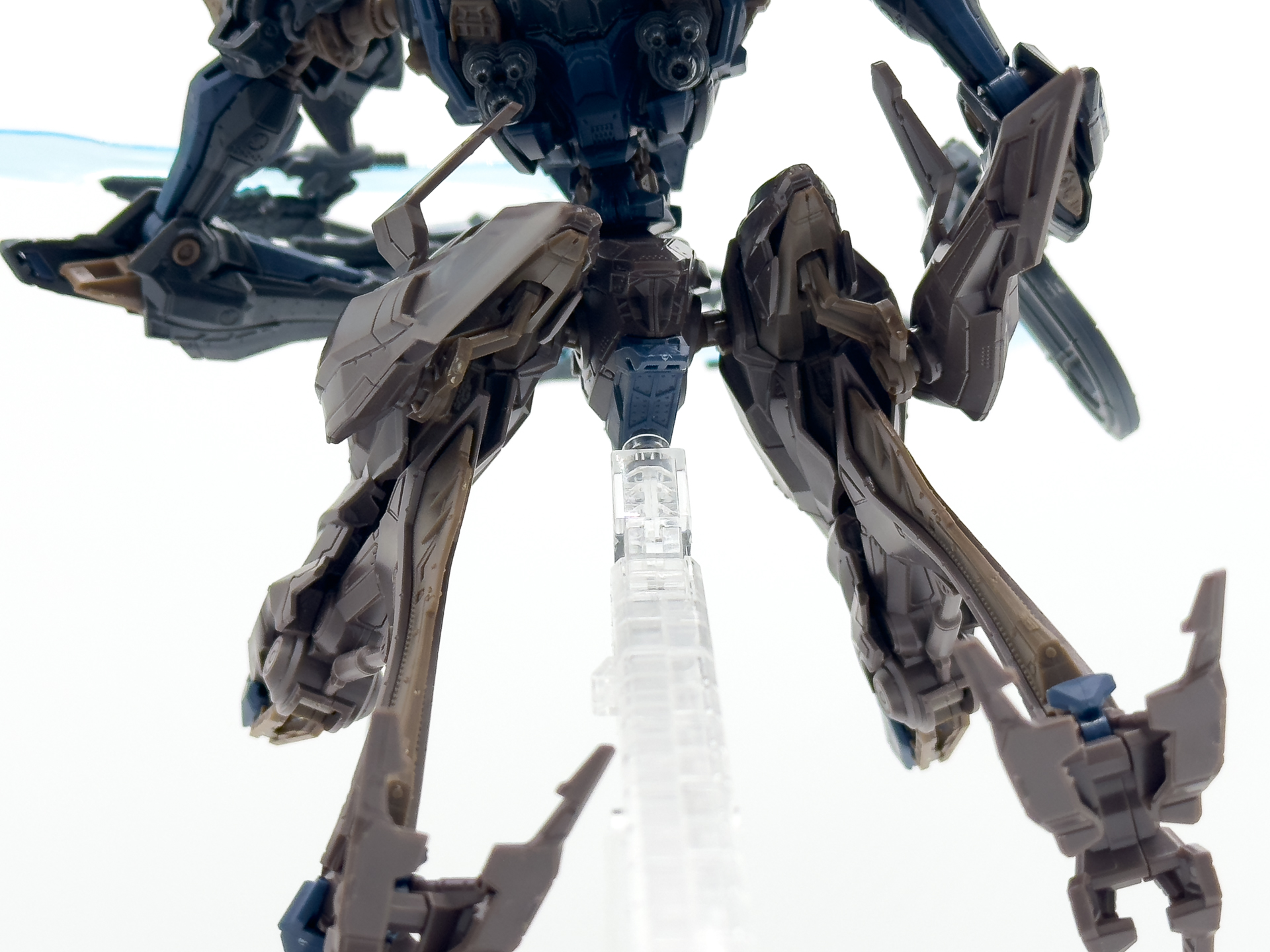 アクションベースへの接続は腰部下面のジョイント孔を使用します。